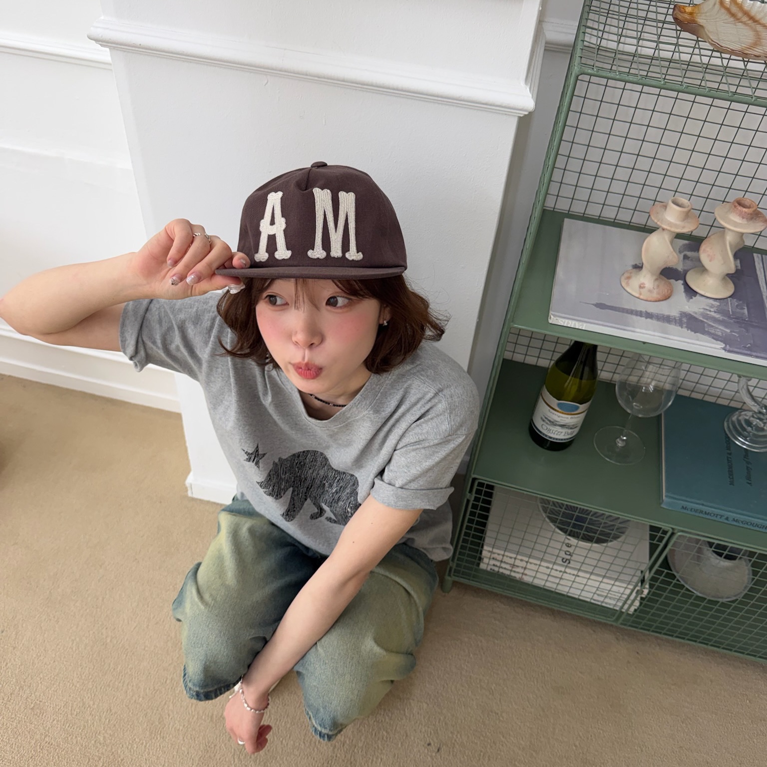 AMOU A.M 5Pannel Cap Brown, AMOU A.M 5Pannel Cap Navy 착용 스타일 - 1