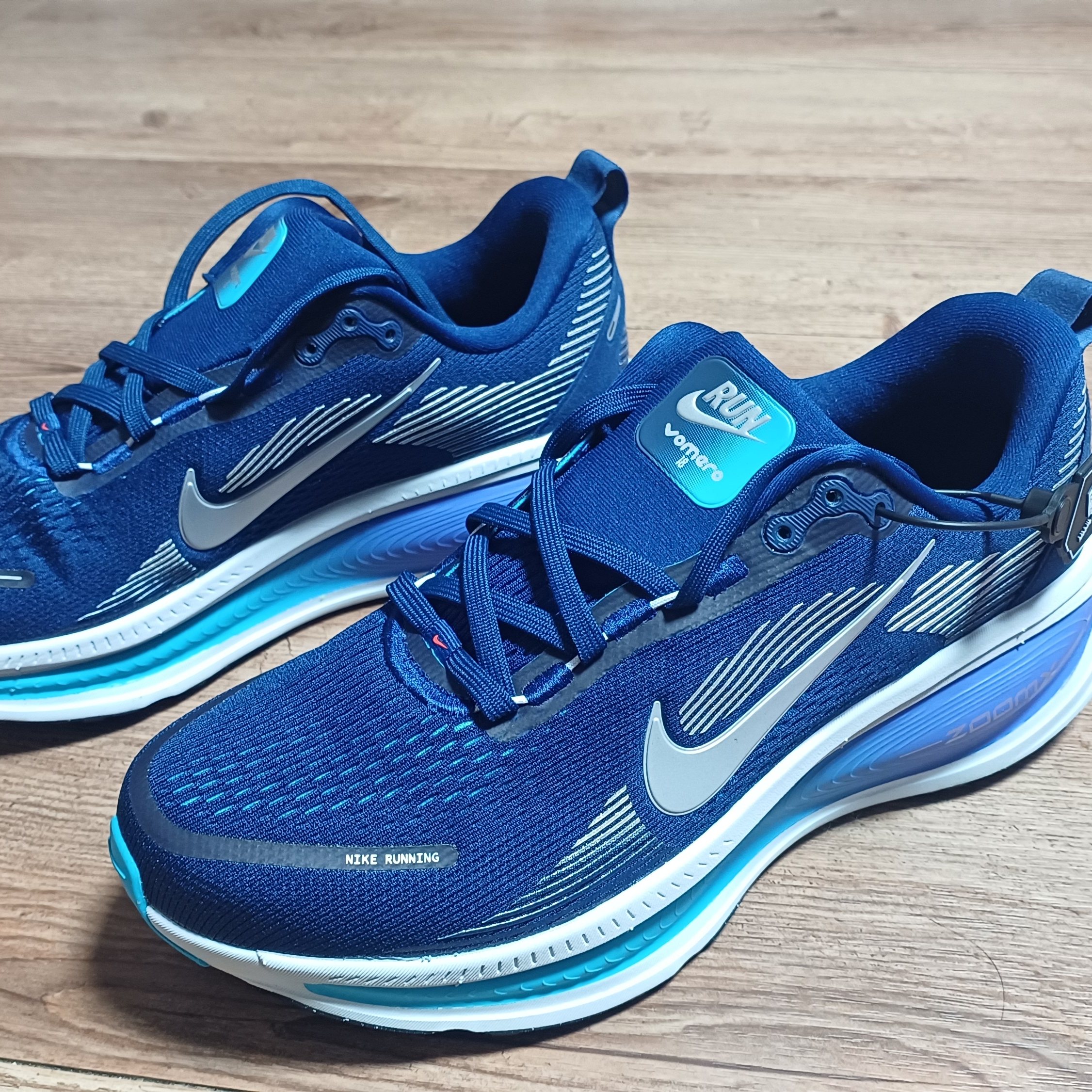 Nike Vomero 18 Blue Void Blue Lightning 착용 스타일 - 1