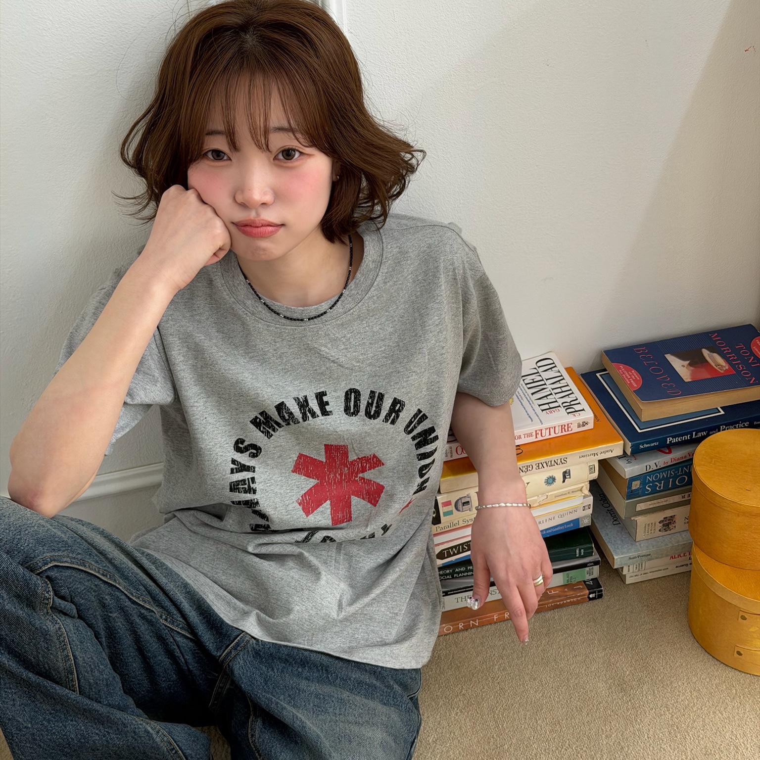 AMOU Lettering Circle Half T-Shirts Gray, AMOU Lettering Circle Half T-Shirts White 착용 스타일 - 1