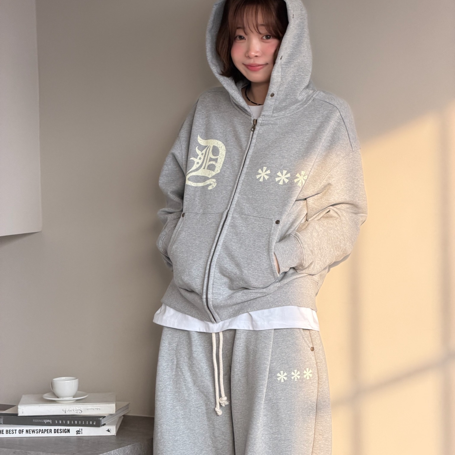 AMOU D-Star Hoodie Zip Up Gray, AMOU D-Star Hoodie Zip Up Black 착용 스타일 - 3