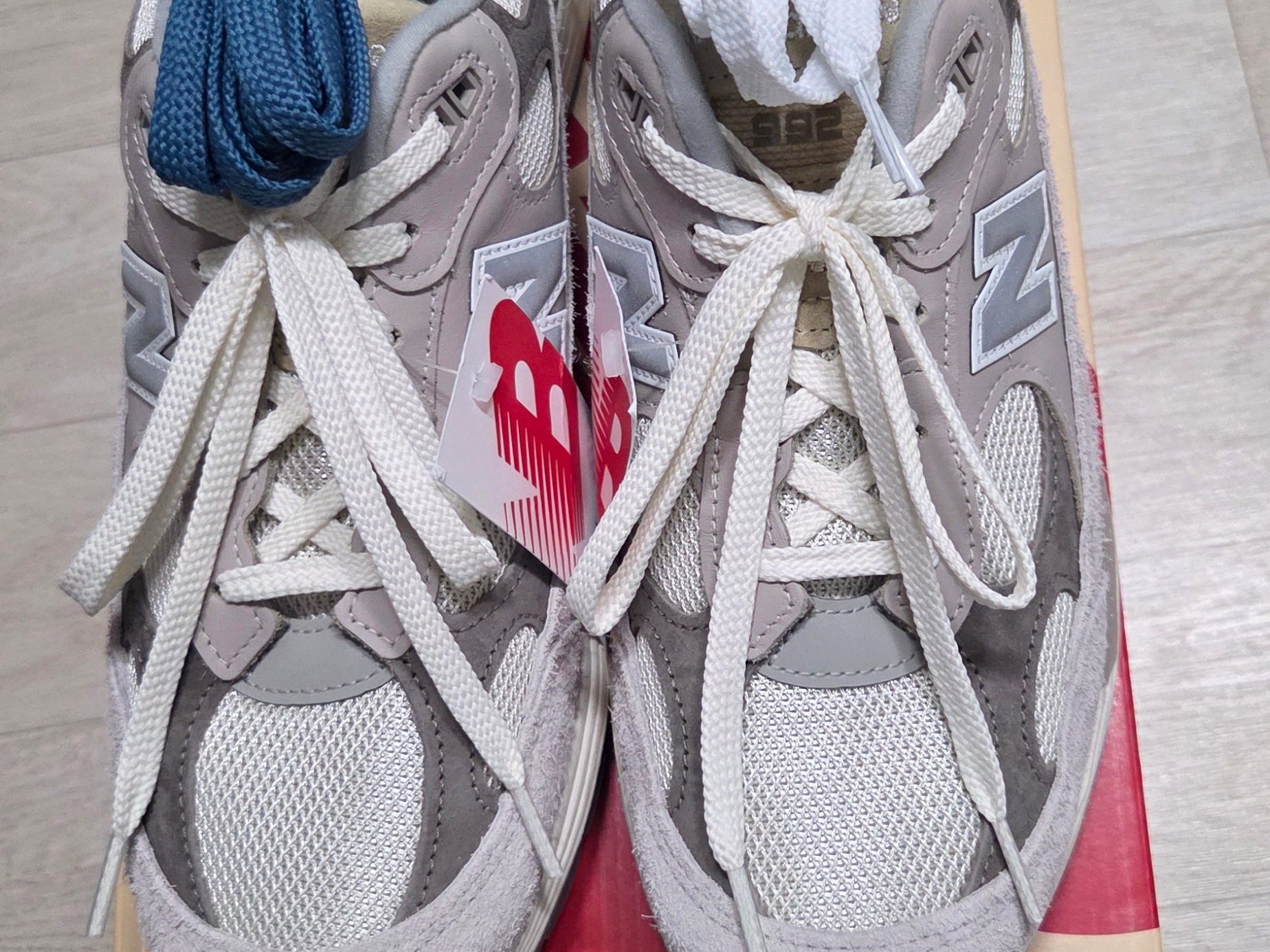 New Balance 992 Made in USA Moonrock Mushroom, New Balance 992 Made in USA Core Black Grey 착용 스타일 - 3