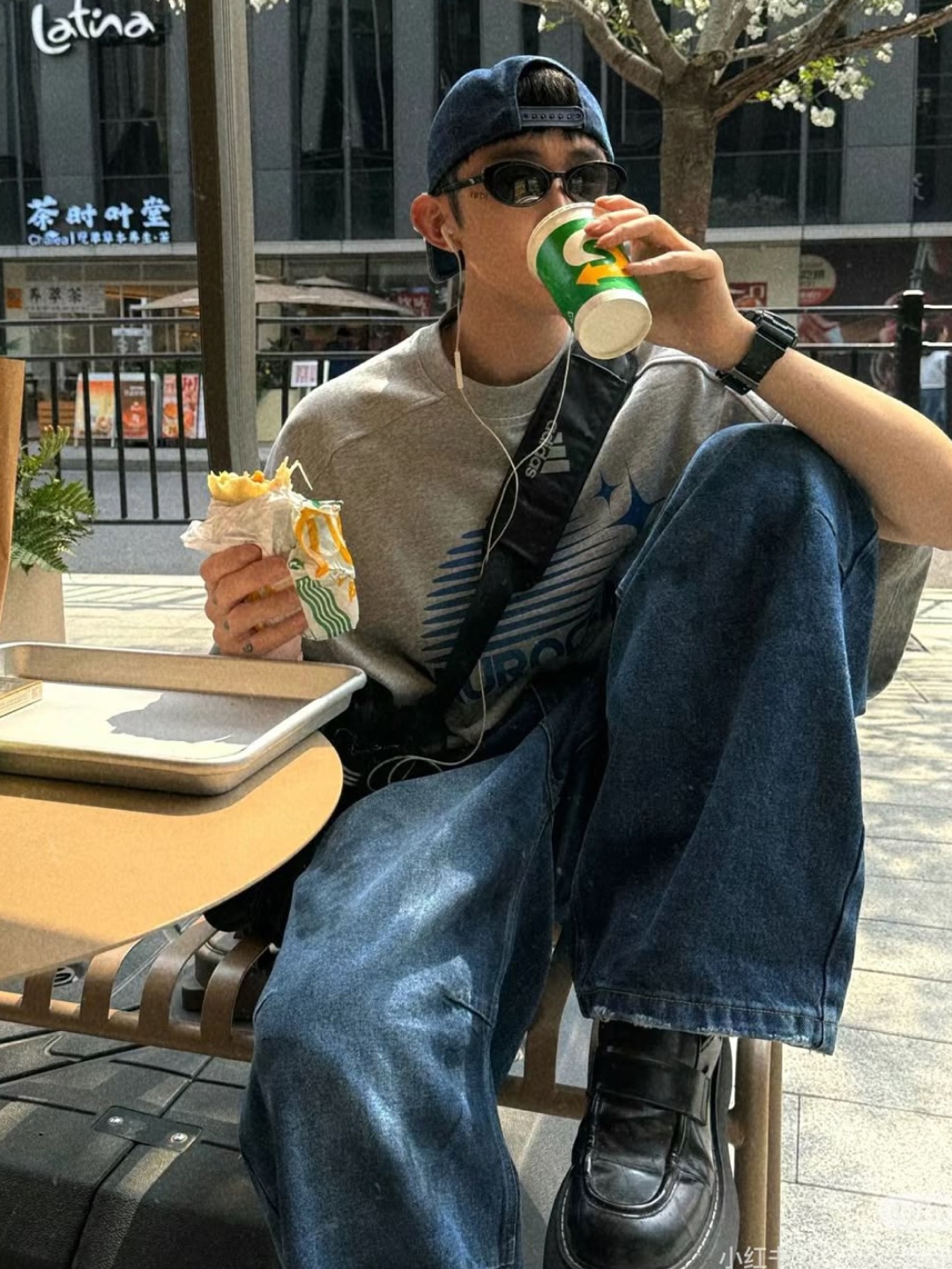 Ray-Ban DADDY-O II Polished Black Frame Green Classic G-15 Lenses, Ray-Ban RB4441D Bio-Based Polished Black Frame Dark Grey Lenses Low Bridge Fit 착용 스타일 - 3