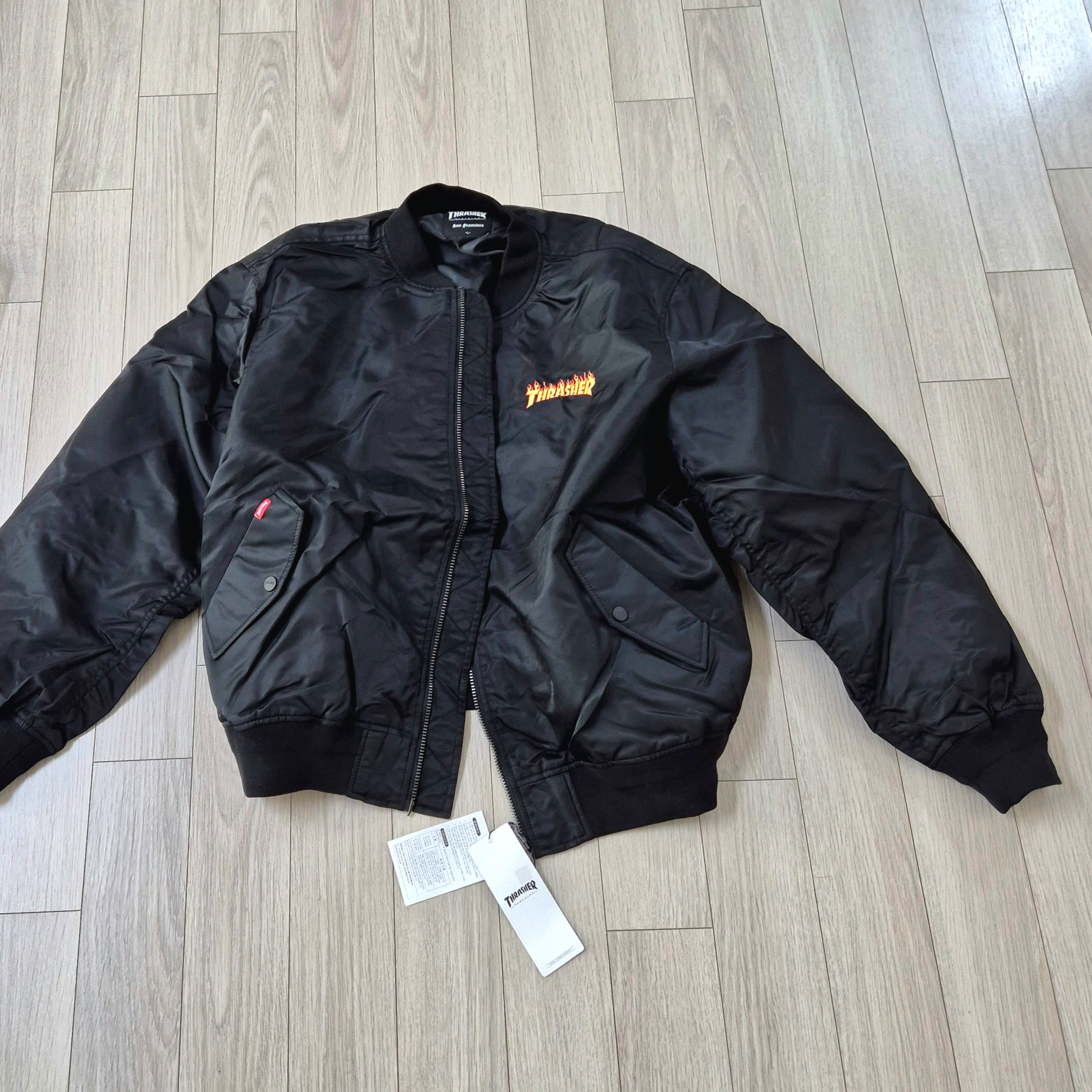 THRASHER Flame Wool Varsity Jacket Black 착용 스타일 - 2