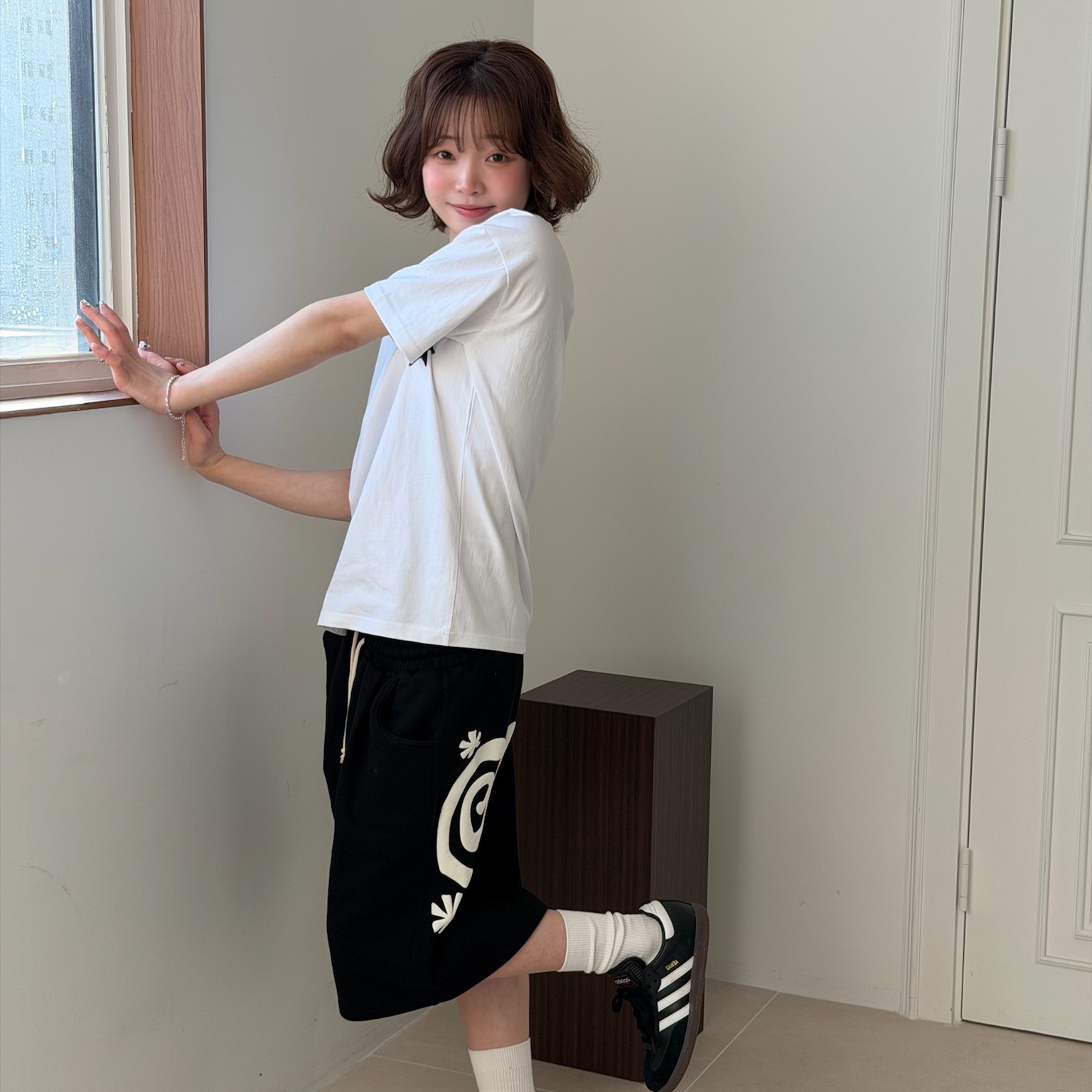 AMOU Molly One Tuck Bermuda Pants Black, AMOU Molly One Tuck Bermuda Pants Gray 착용 스타일 - 5