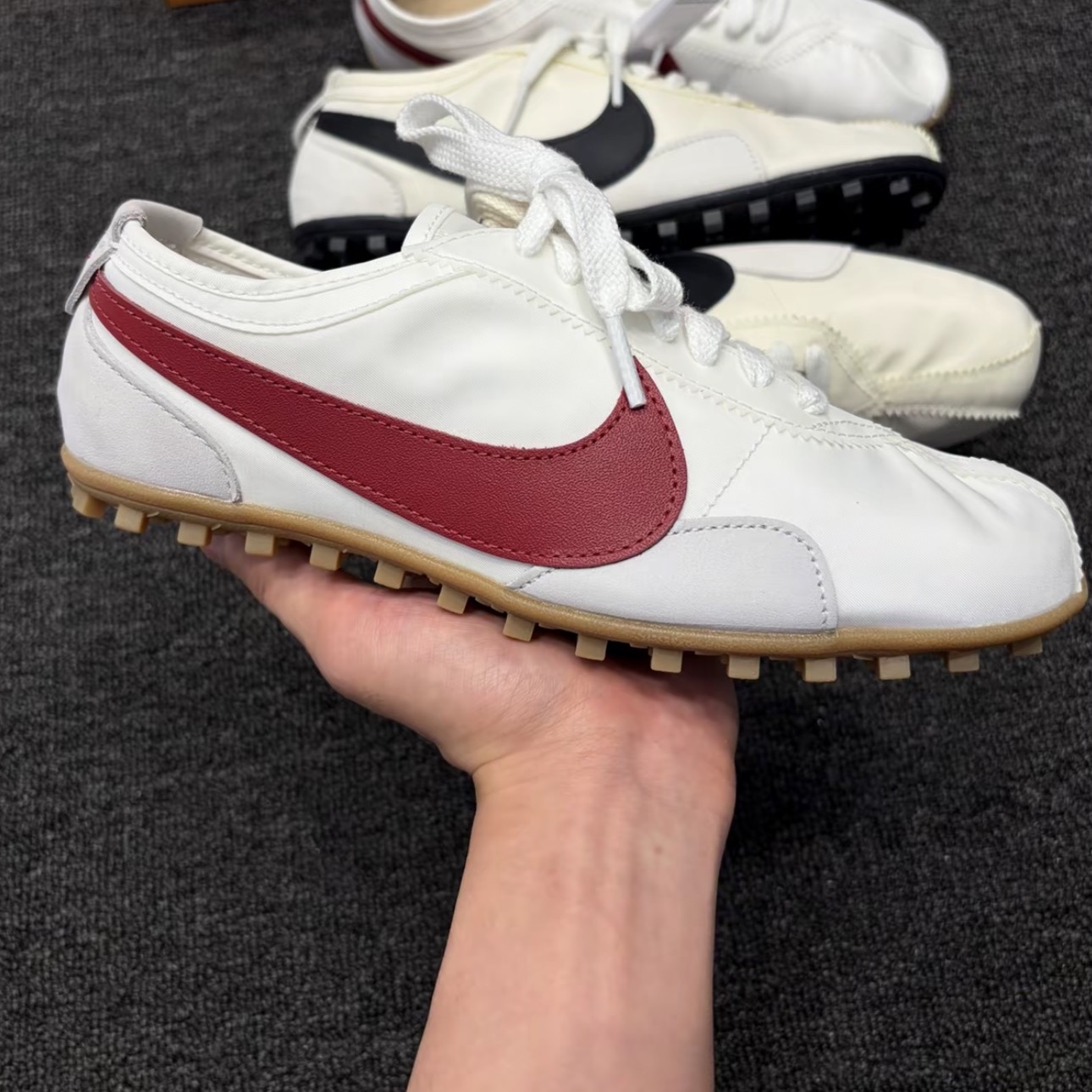 (W) Nike Moon Shoe Summit White Team Crimson 착용 스타일 - 2