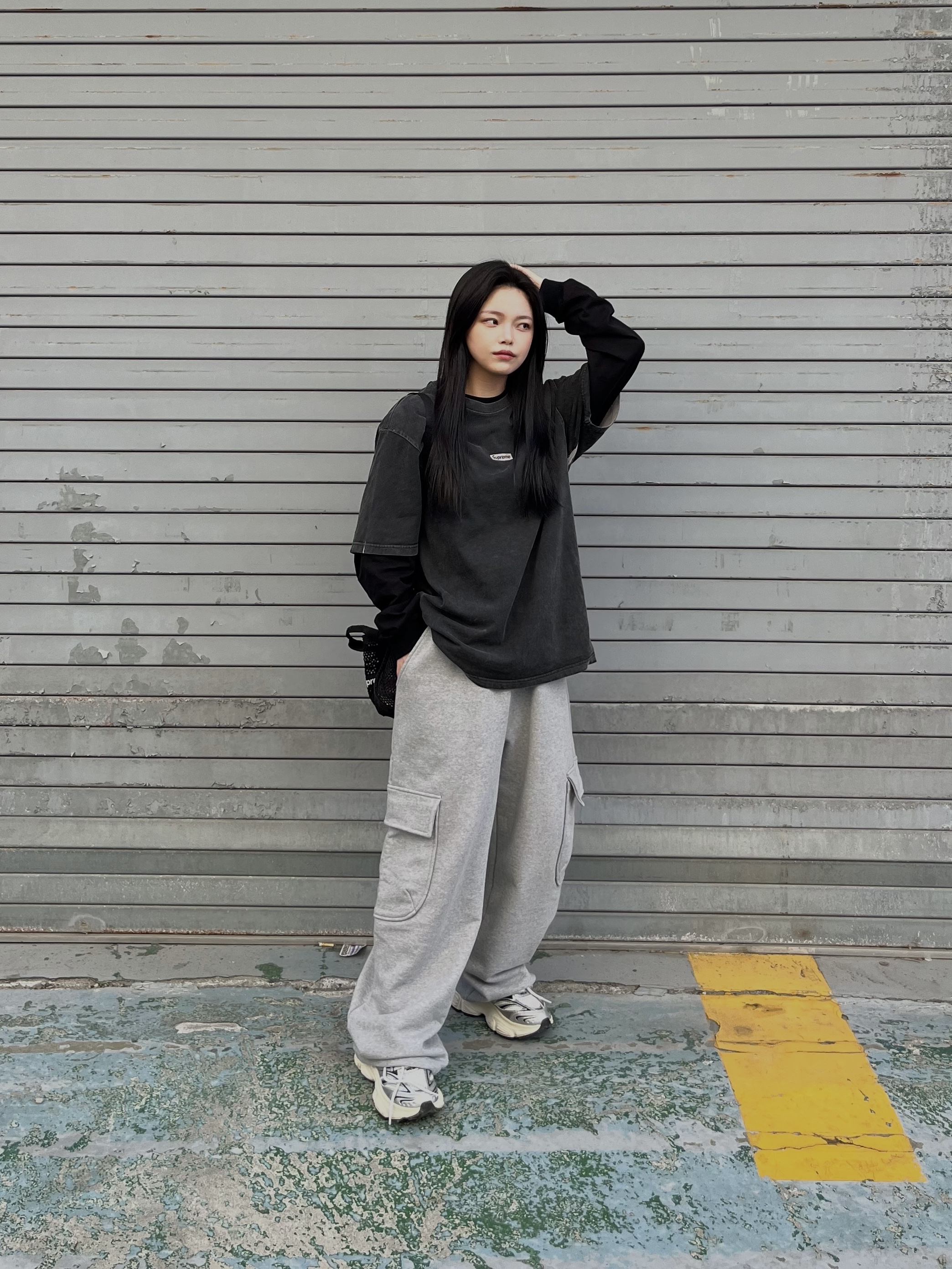 Supreme Overprint Small Box S/S Top Black - 24SS, Supreme Mesh Mini Duffle Bag Black - 25SS 착용 스타일 - 3
