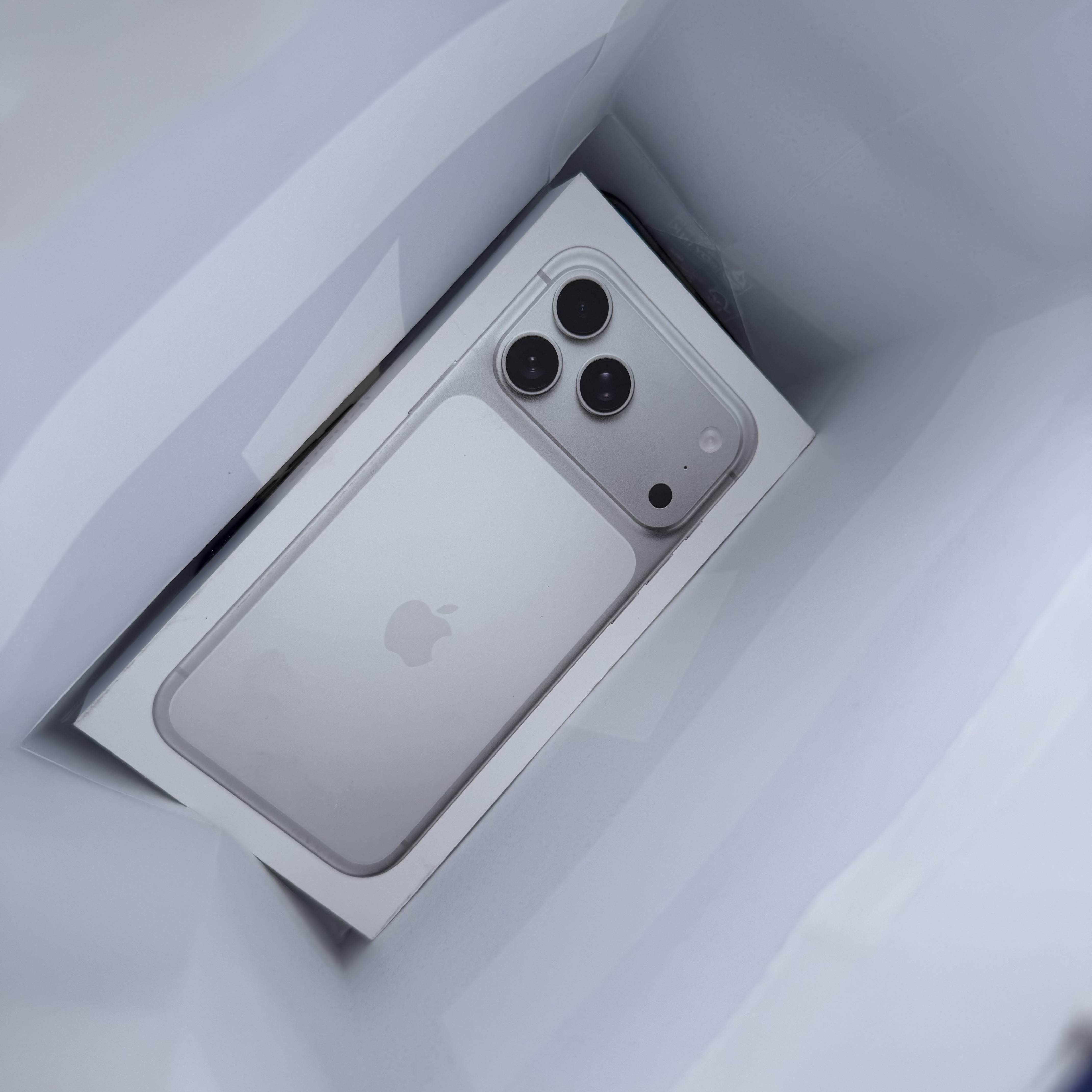 Apple iPhone 17 Pro 256GB Silver 착용 스타일 - 1