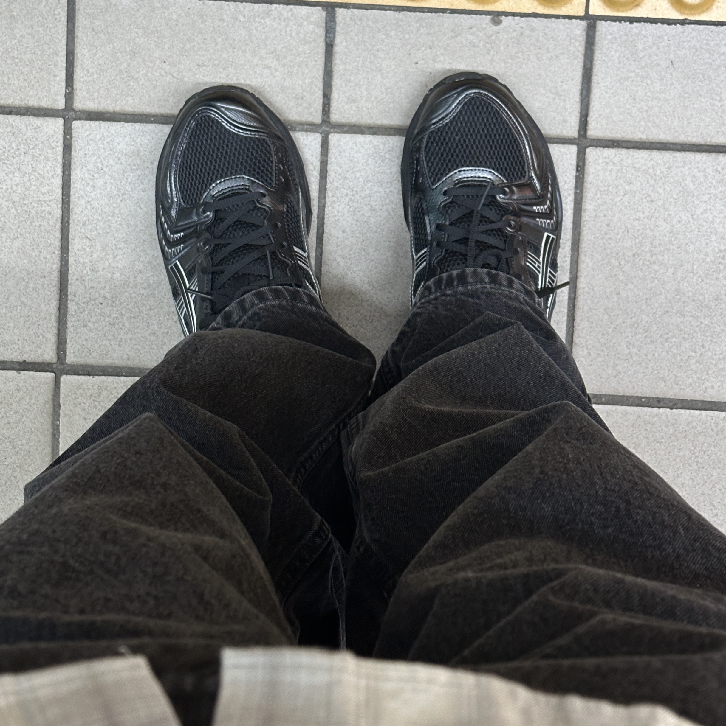 Asics Gel-Kayano 14 Black Pure Silver, Thisisneverthat x Grateful Dead Lightning Relaxed Jeans Black 착용 스타일