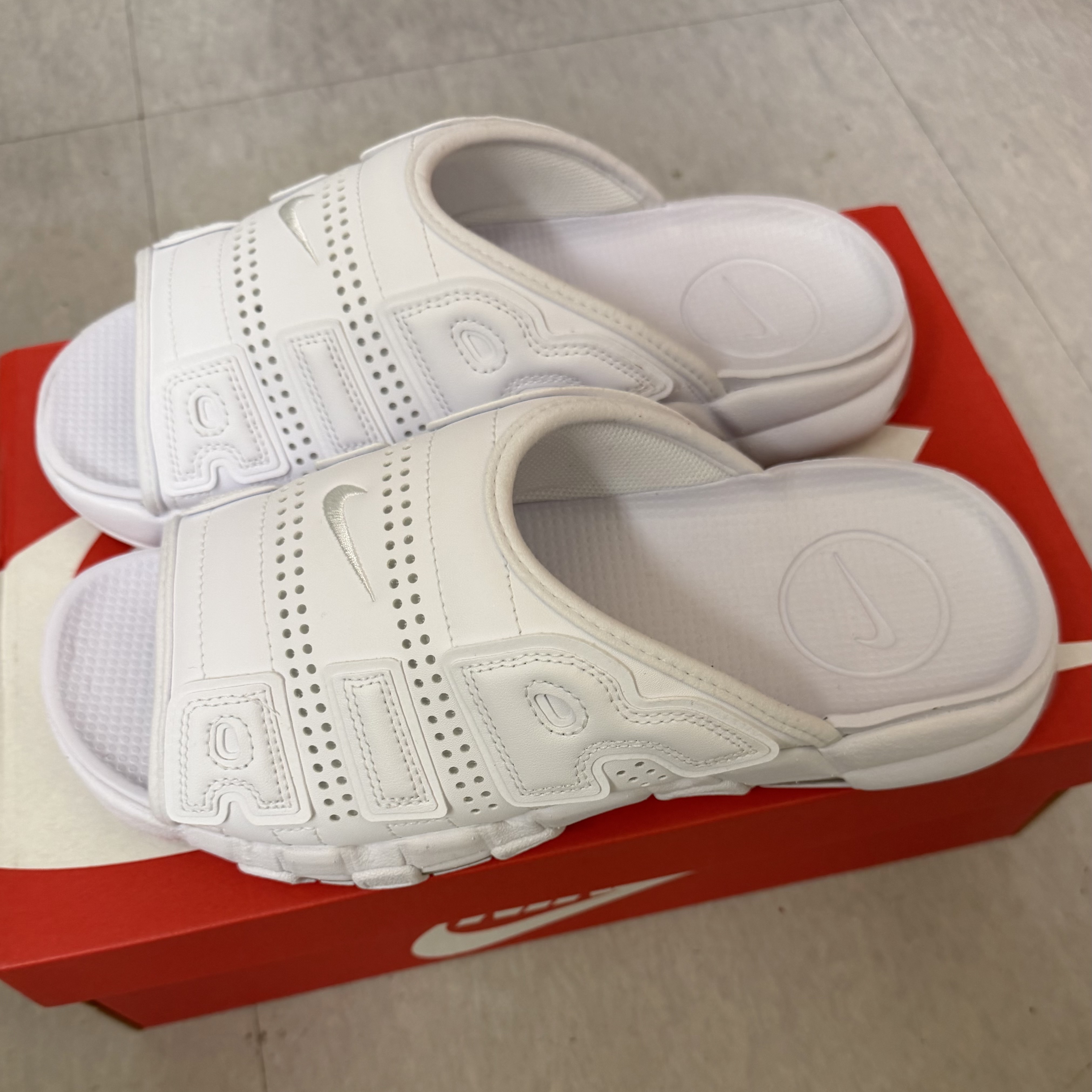 Nike Air More Uptempo Slide White 착용 스타일