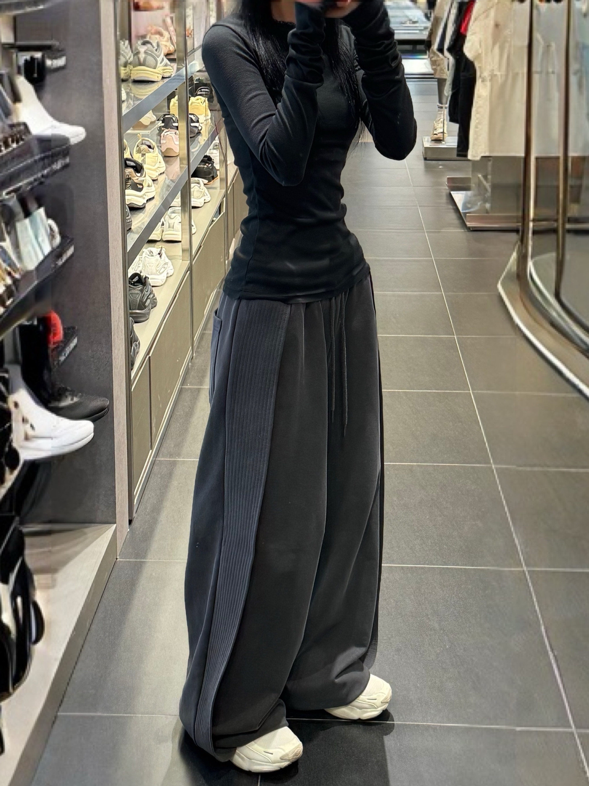 AJOBYAJO One Tuck Qulted Jersey Pants Charcoal 착용 스타일 - 1