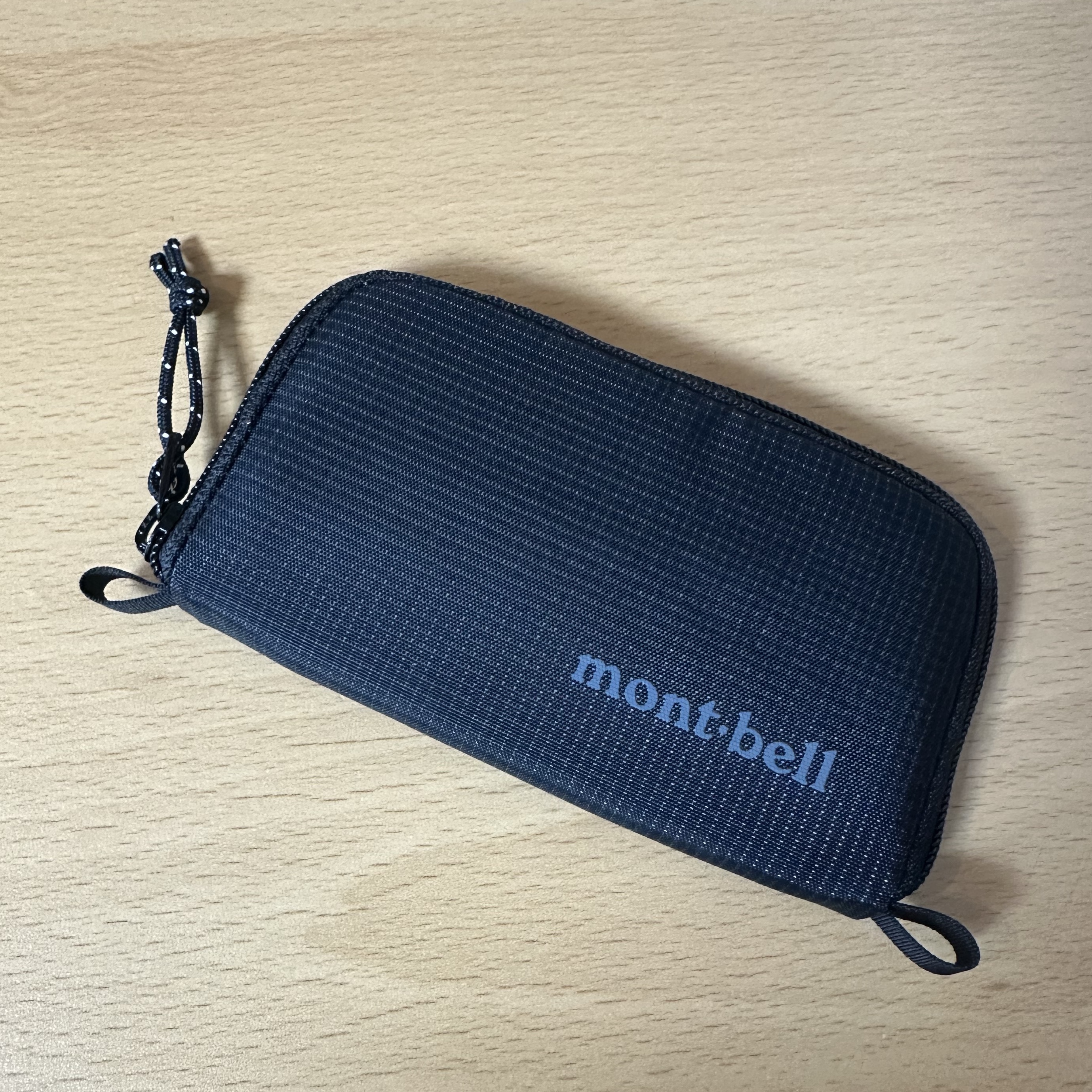 Montbell Mini Zip Wallet Black 착용 스타일 - 1