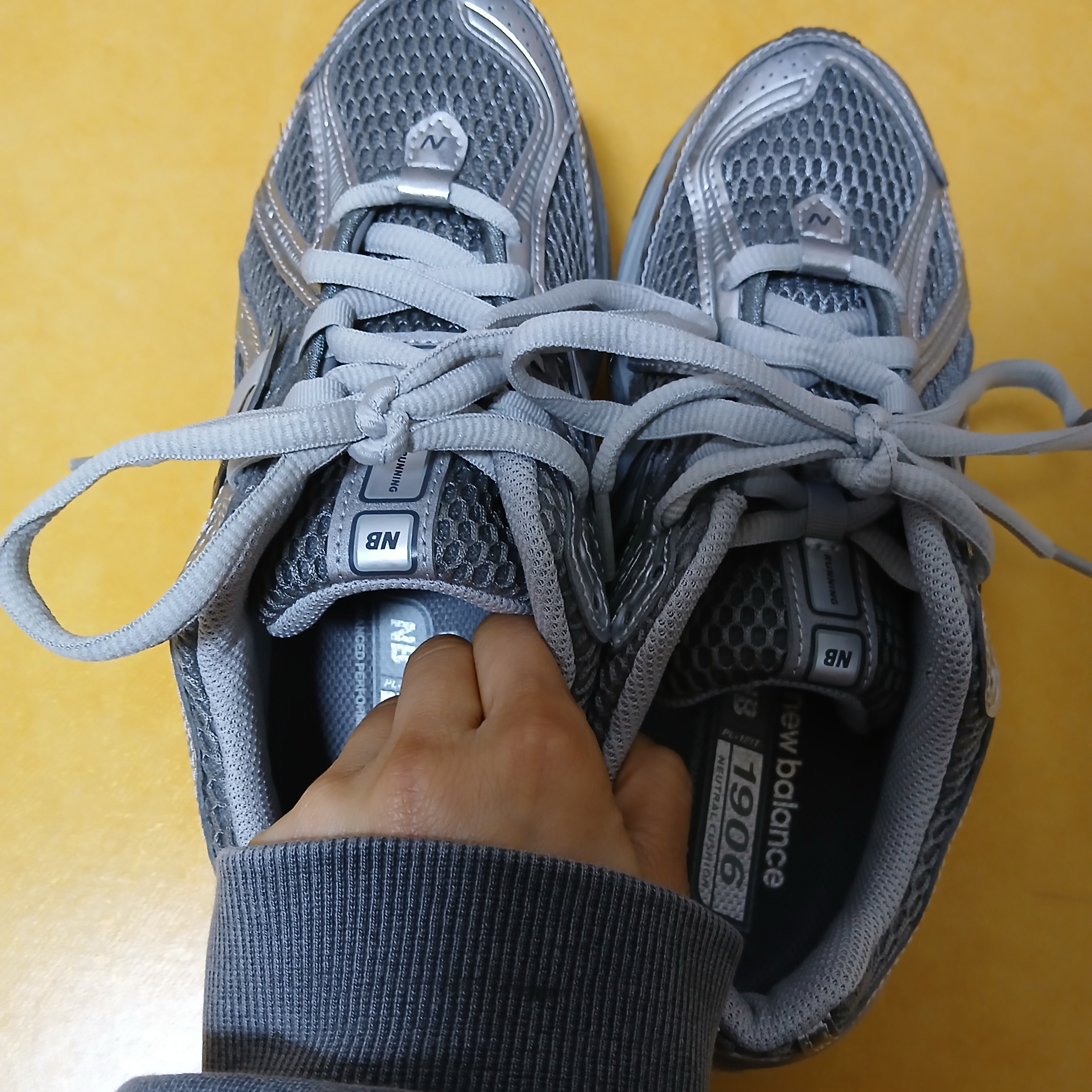 New Balance 1906R Harbor Grey Silver Metalic 착용 스타일 - 1
