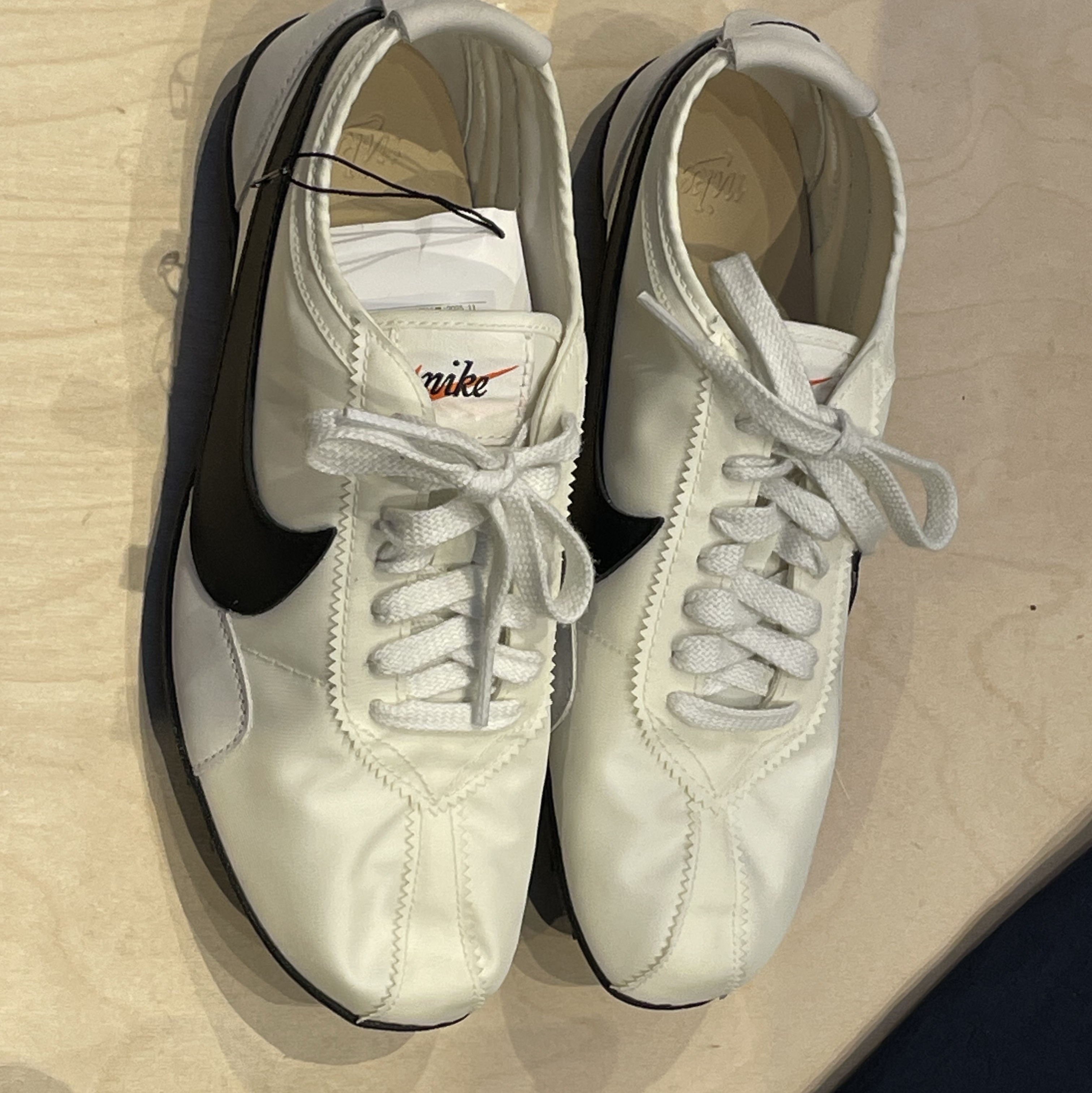 (W) Nike Moon Shoe Soft Pearl and Black 착용 스타일