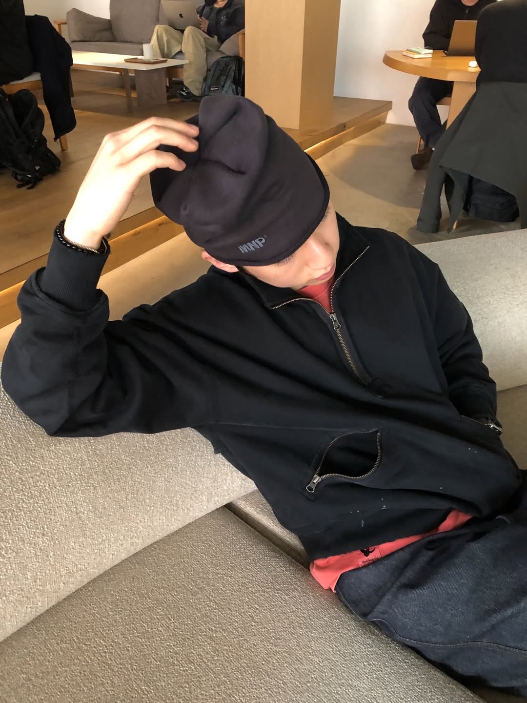 Sunday Ceremony Vintage High Neck Half Zip-Up - Black 착용 스타일 - 2