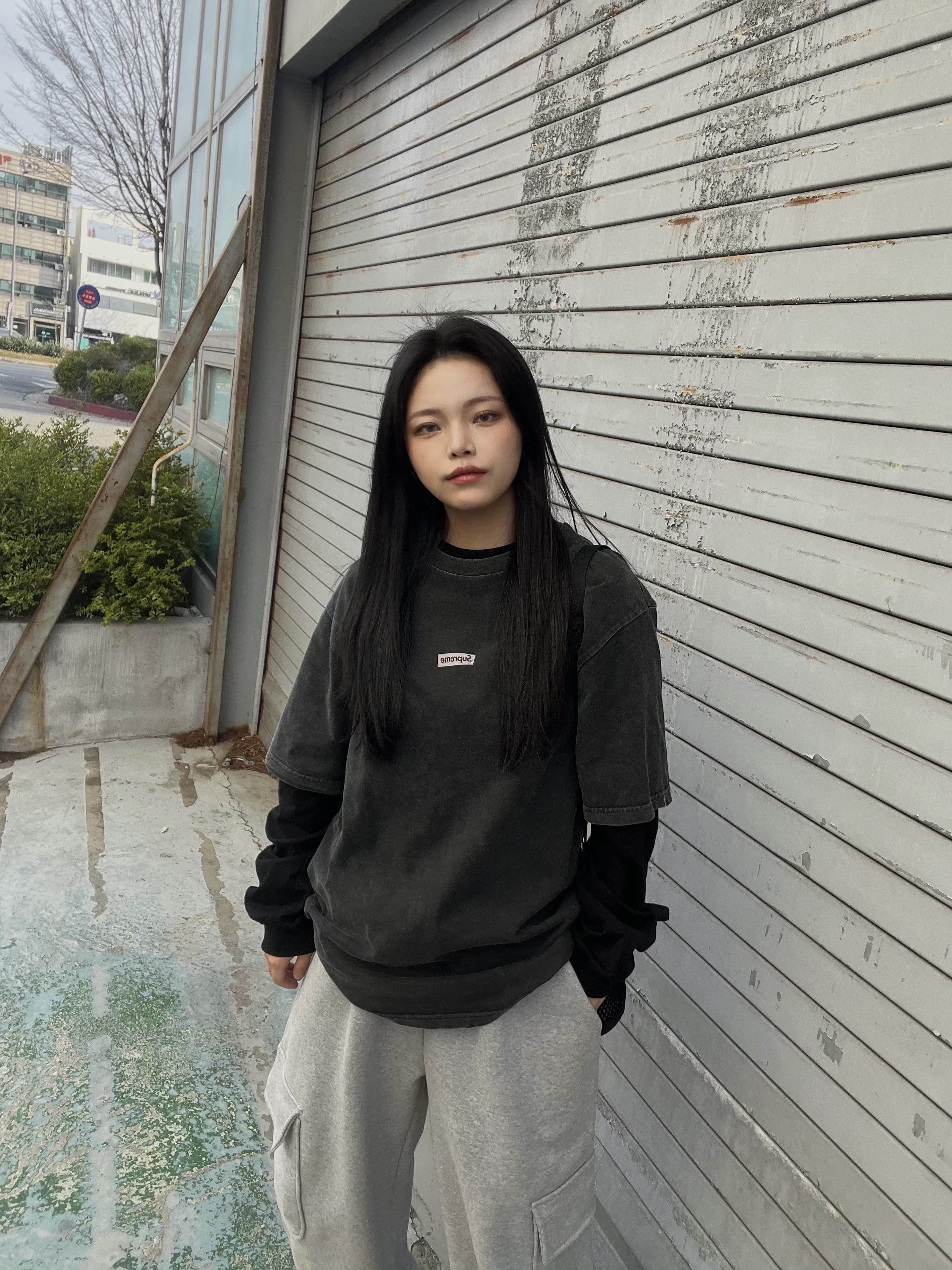 Supreme Overprint Small Box S/S Top Black - 24SS, Supreme Mesh Mini Duffle Bag Black - 25SS 착용 스타일 - 4