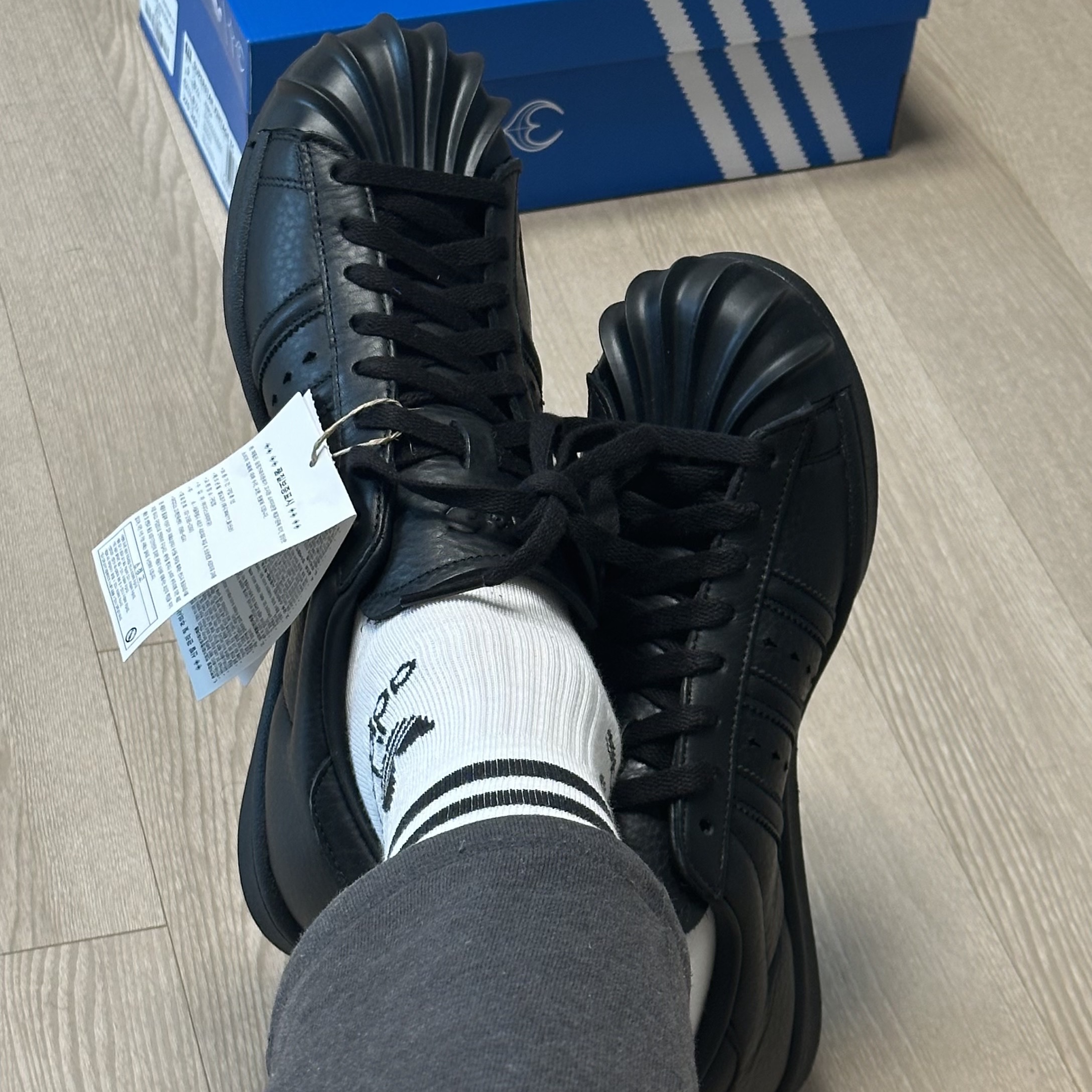 Adidas x Thug Club Superstar Vintage Core Black 착용 스타일 - 1