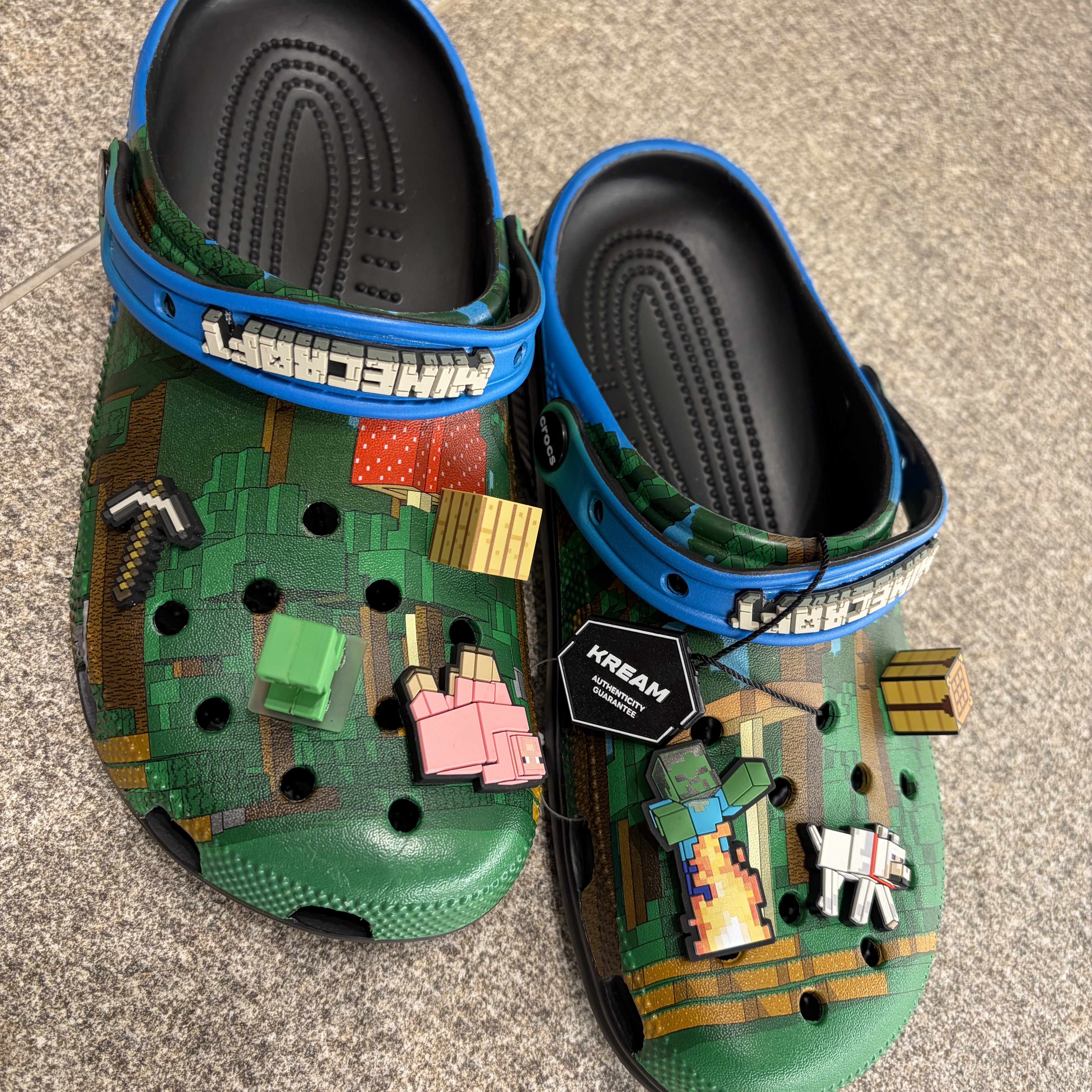 Crocs x Minecraft Classic Clog Multi 착용 스타일 - 2
