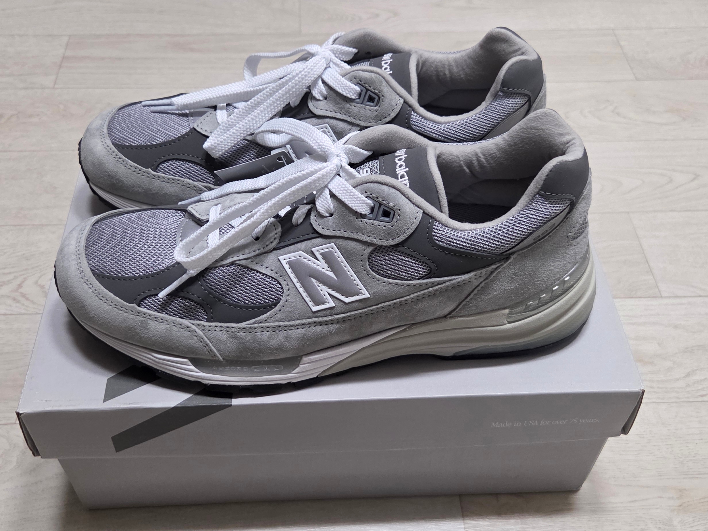 New Balance 992 Made in USA Moonrock Mushroom, New Balance 992 Made in USA Core Black Grey 착용 스타일 - 5