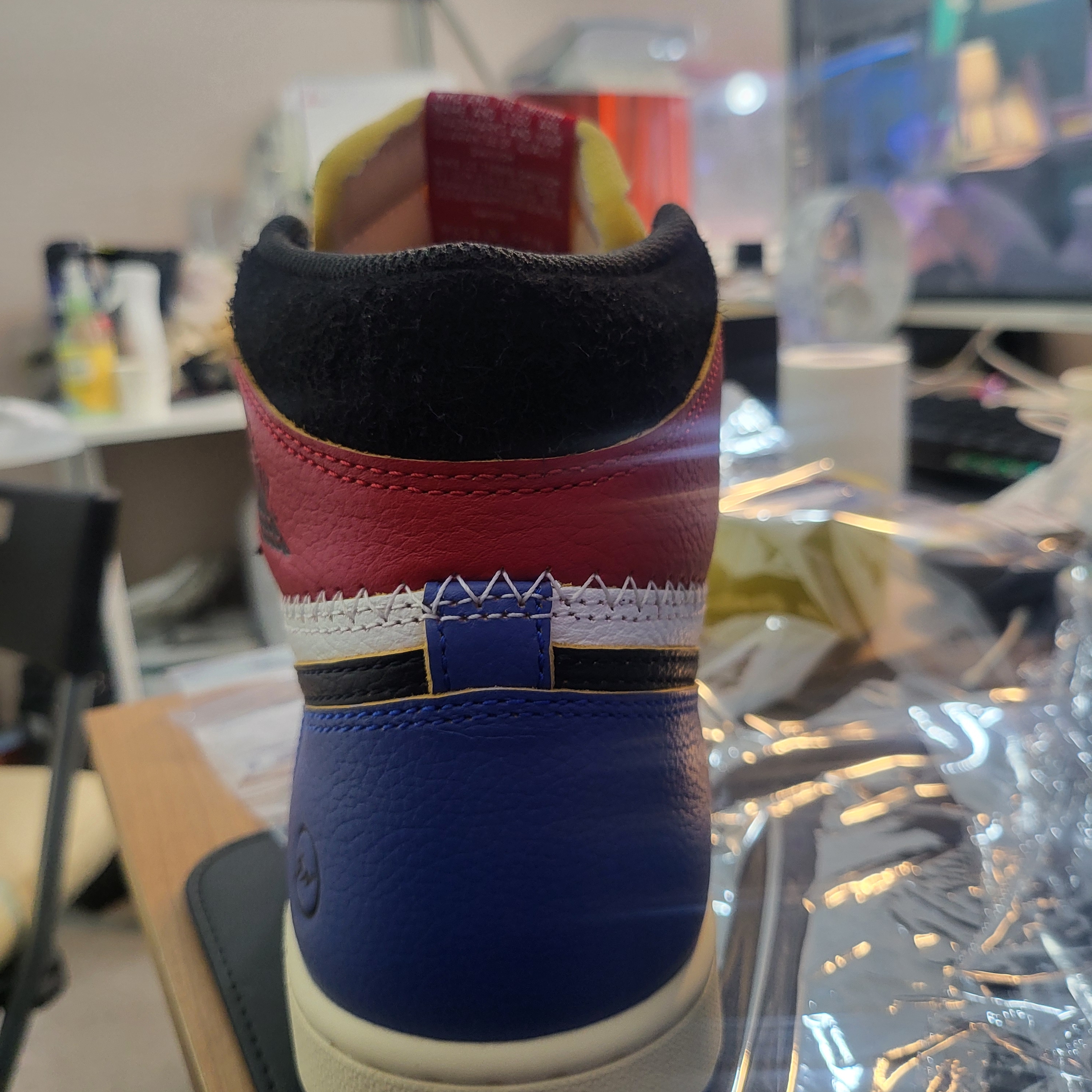 Jordan 1 x Fragment x Union LA Black and Varsity Red 착용 스타일 - 4