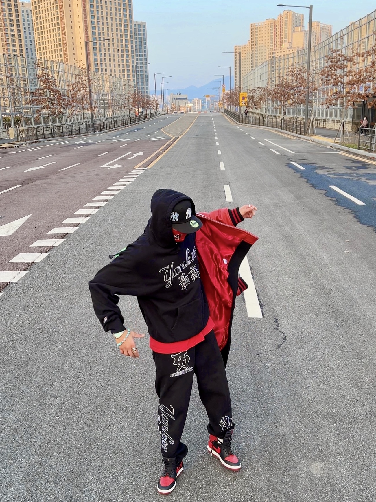 Supreme x MLB Kanji Teams Lightweight Balaclava Yankees Red - 22FW, Supreme x New York Yankees Kanji Leather Varsity Jacket Red - 22FW 착용 스타일