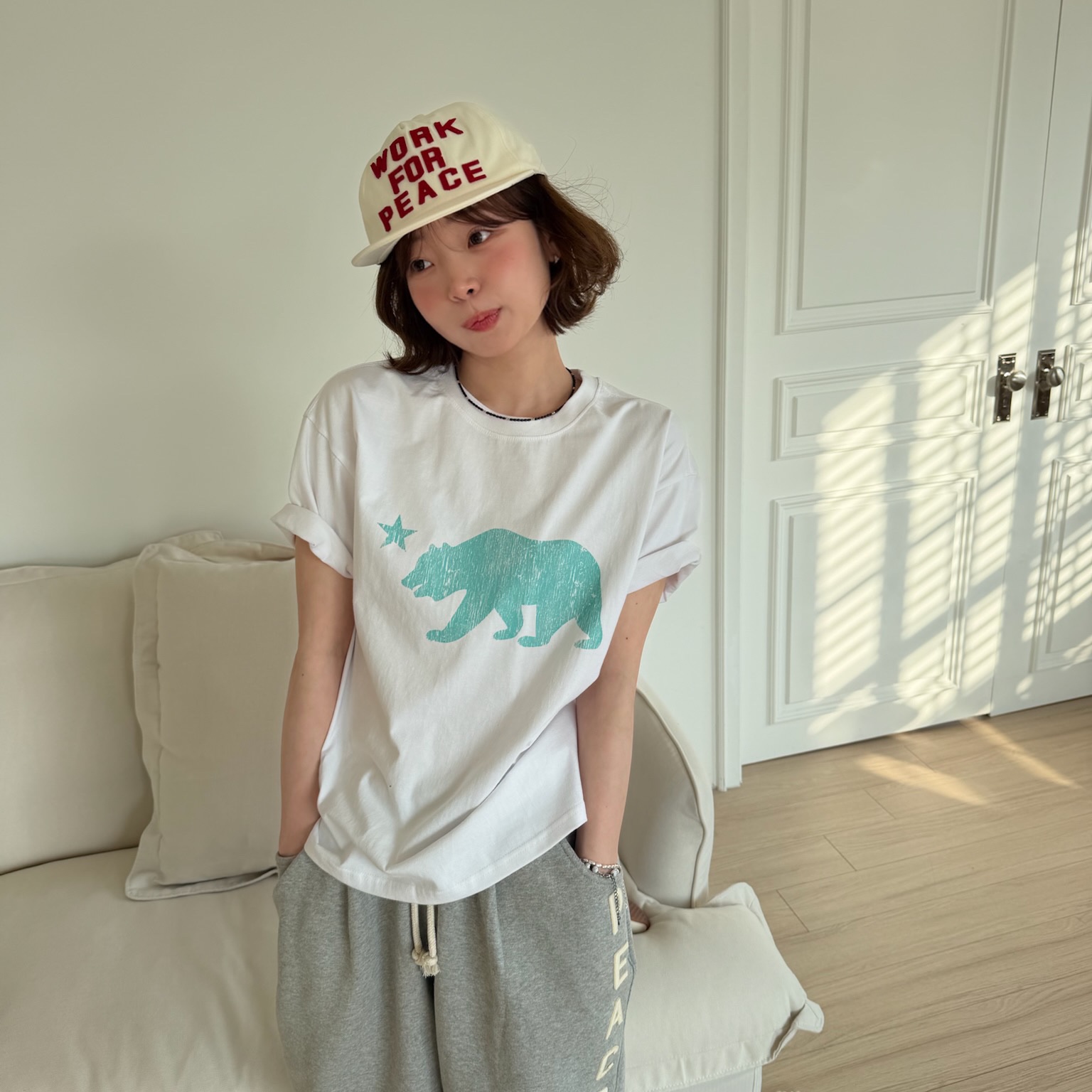 AMOU Cali Bear Half T-Shirts White, AMOU Cali Bear Half T-Shirts Gray 착용 스타일 - 3