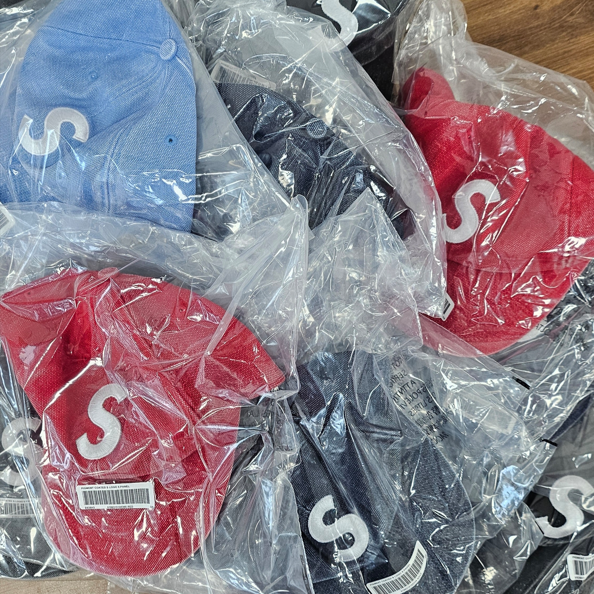 Supreme Pigment Coated S Logo 6-Panel Red - 26SS, Supreme Pigment Coated S Logo 6-Panel Black - 26SS 착용 스타일