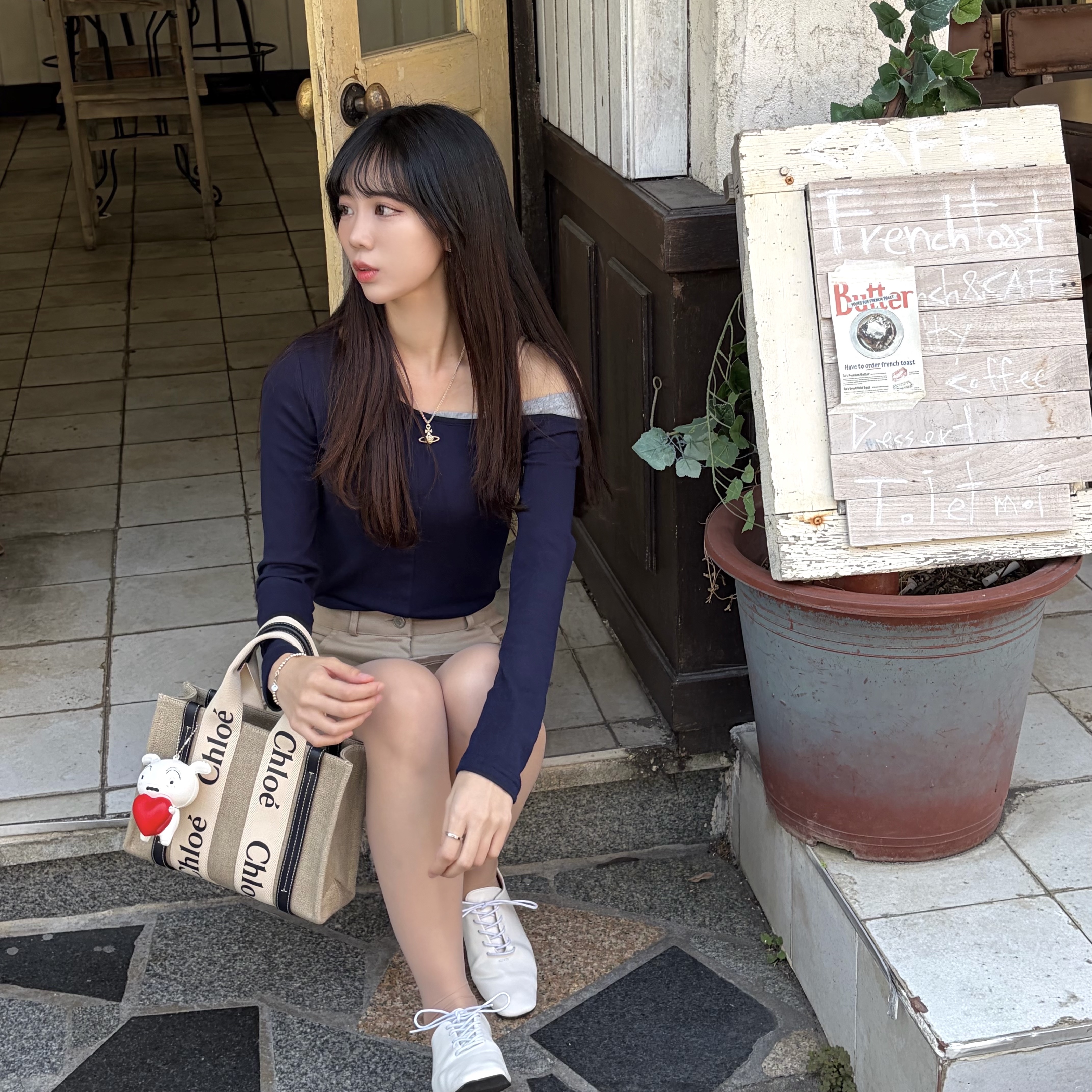Chloe Woody Small Strap Tote Bag Navy, (W) Vivienne Westwood Nano Solitaire Earrings Silver 착용 스타일 - 2