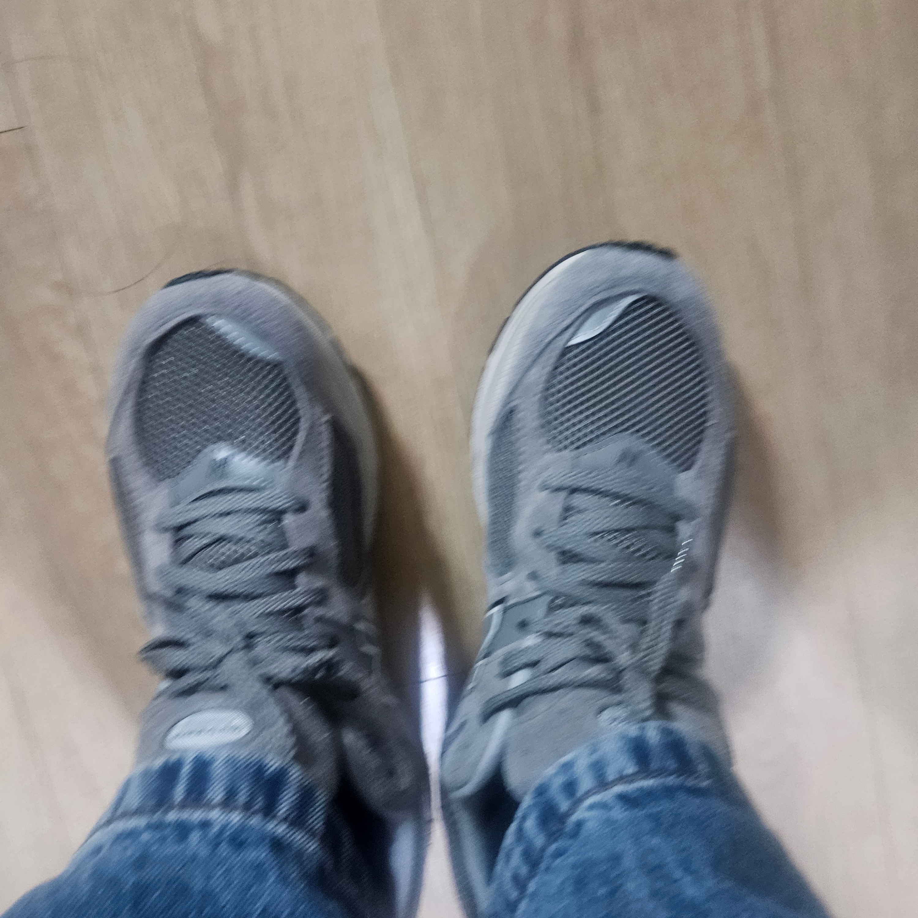 [10% 쿠폰] New Balance 2002R Grey 착용 스타일