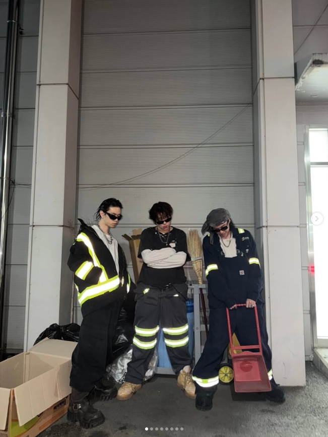 Nonnod Double Pocket Cargo Pants Vintage Black 착용 스타일 - 2