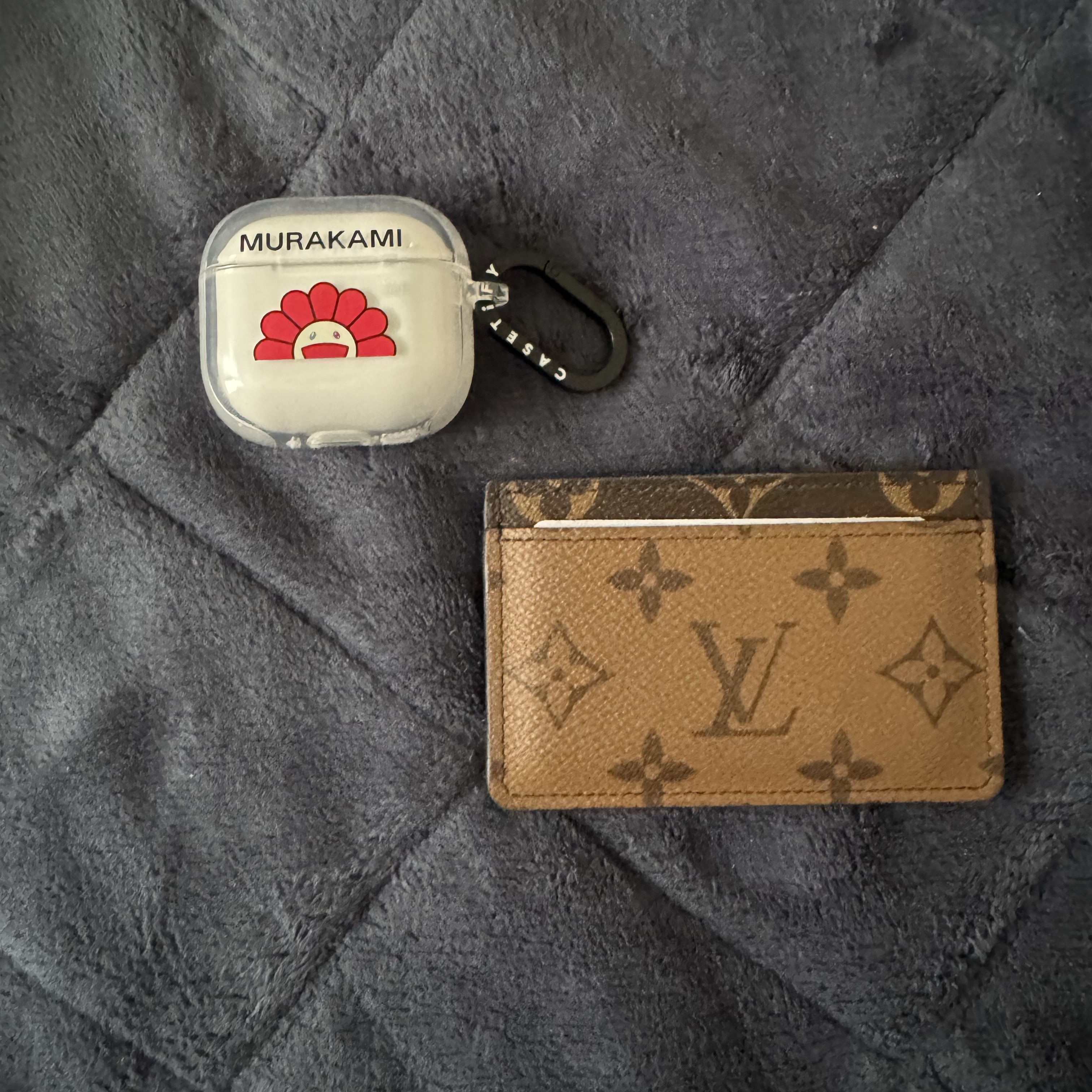 Casetify x Murakami Takashi Smile Red Earbuds Case Frost White, Apple Airpods 4th Gen (Korean Ver.) 착용 스타일 - 2