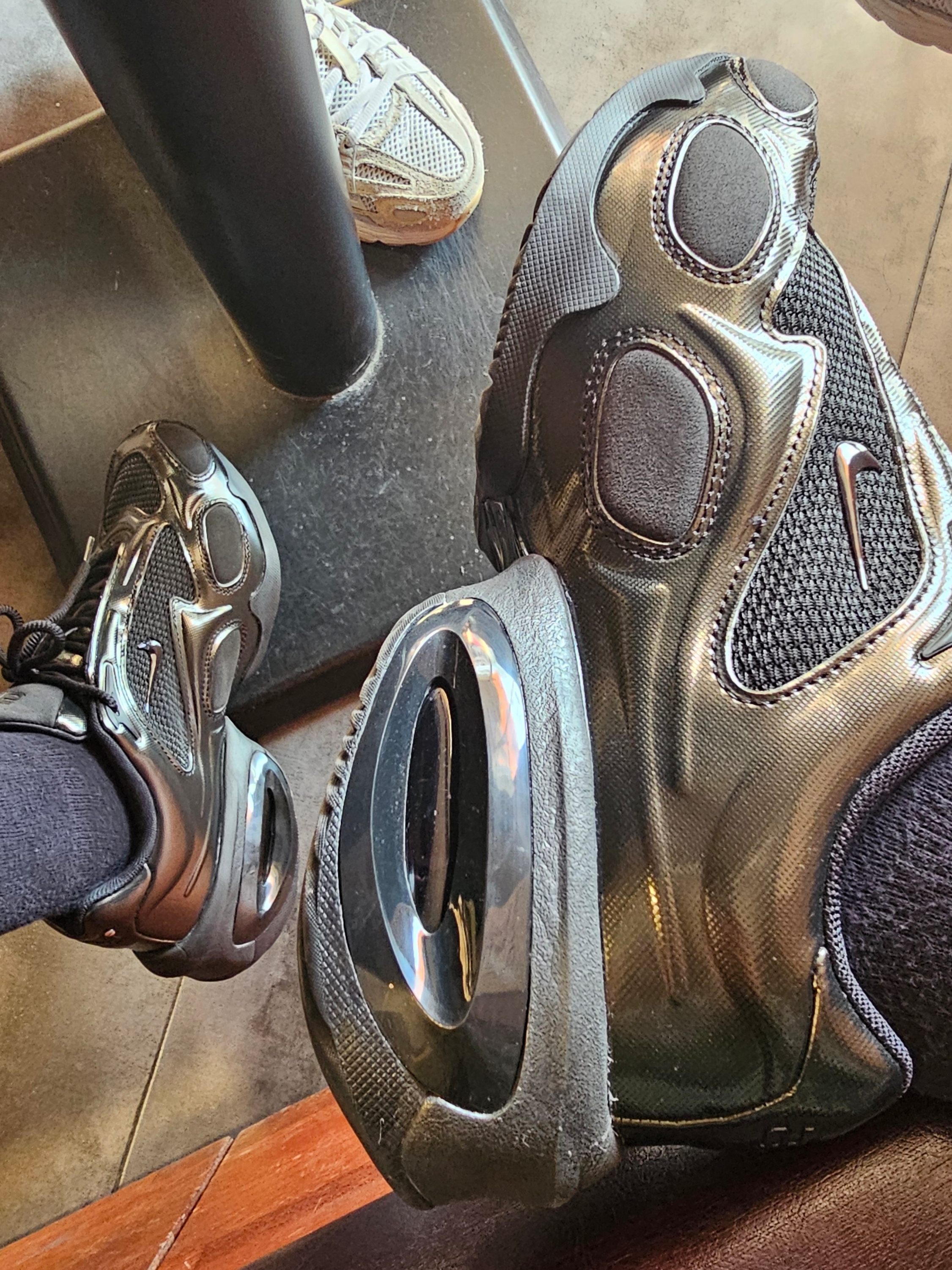 (W) Nike Air Max Muse Triple Black 착용 스타일 - 1