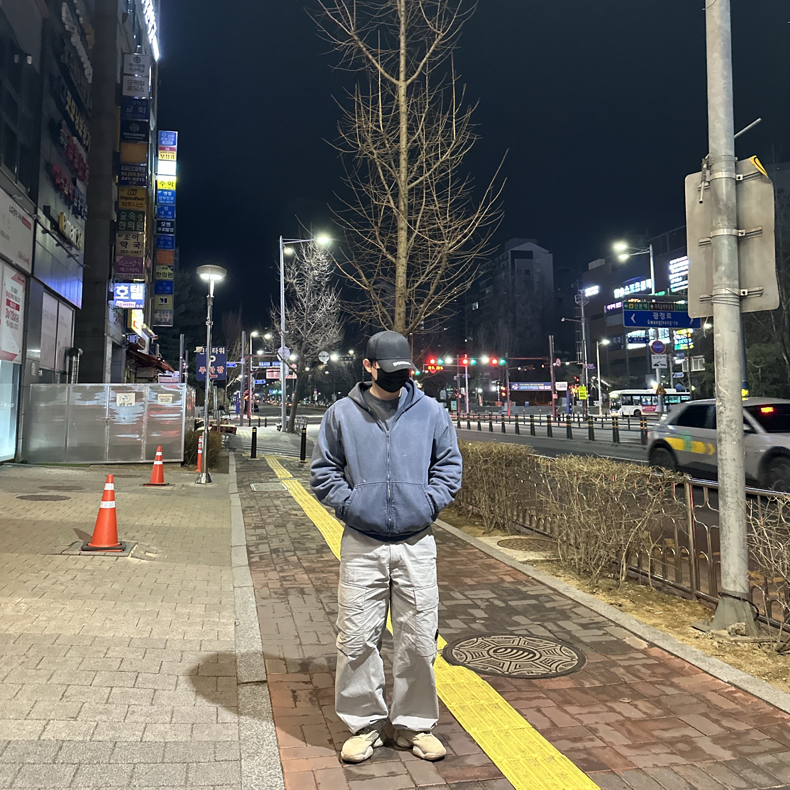 Yeezy YZY Zip-Up Hoodie Poetic Black, C.P. Company Microreps Boxy Cargo Pants London Fog Grey - 25FW 착용 스타일 - 2