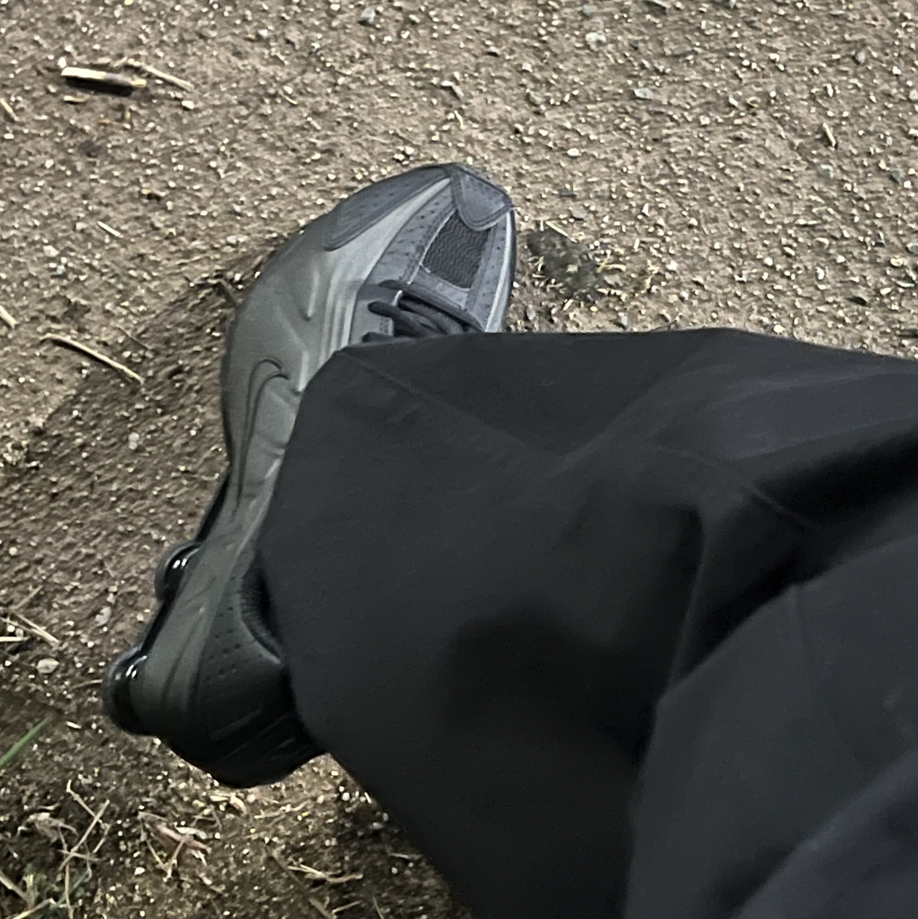 Nike Shox R4 Black Bright Crimson 착용 스타일