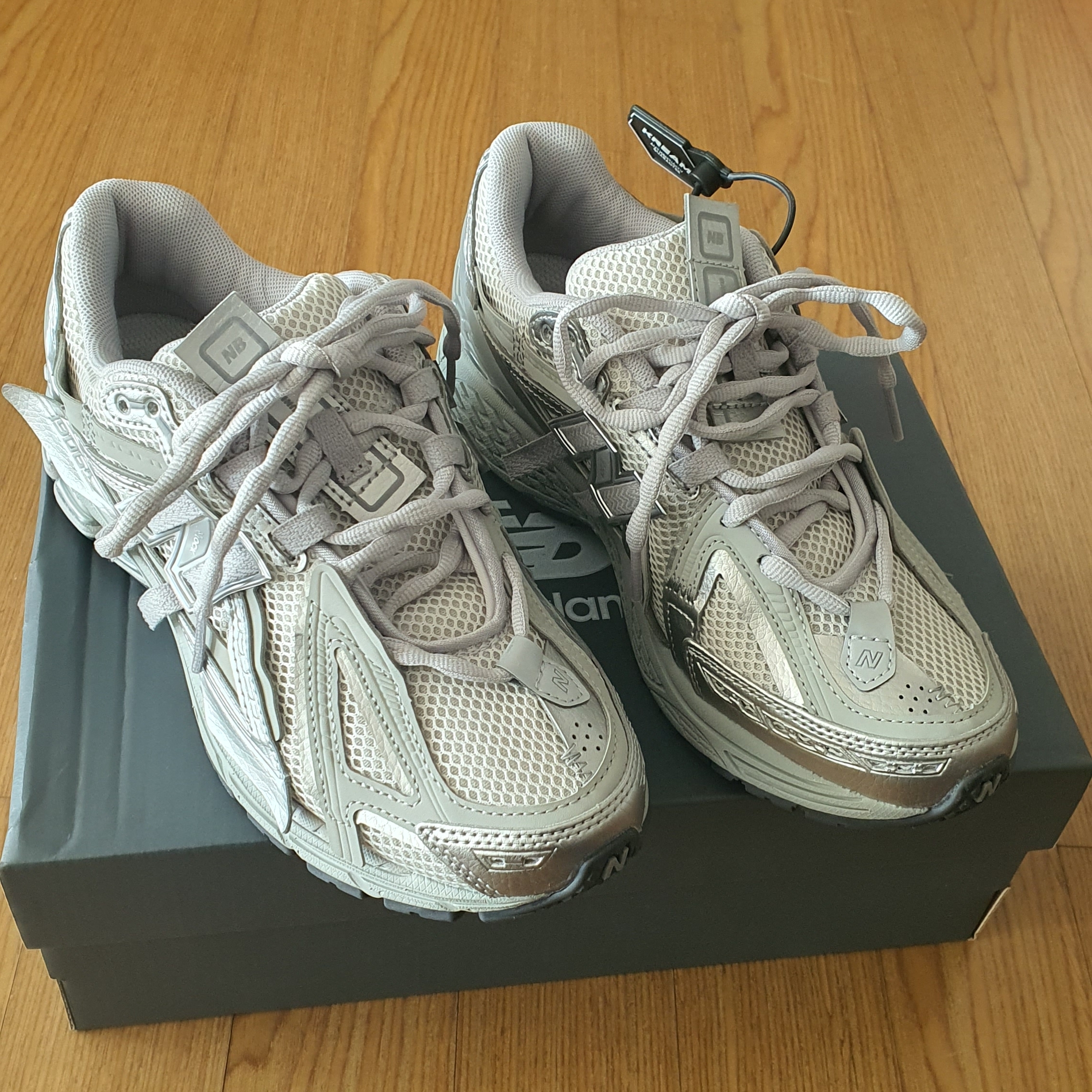 New Balance 1906A Concrete Silver Metallic 착용 스타일 - 2