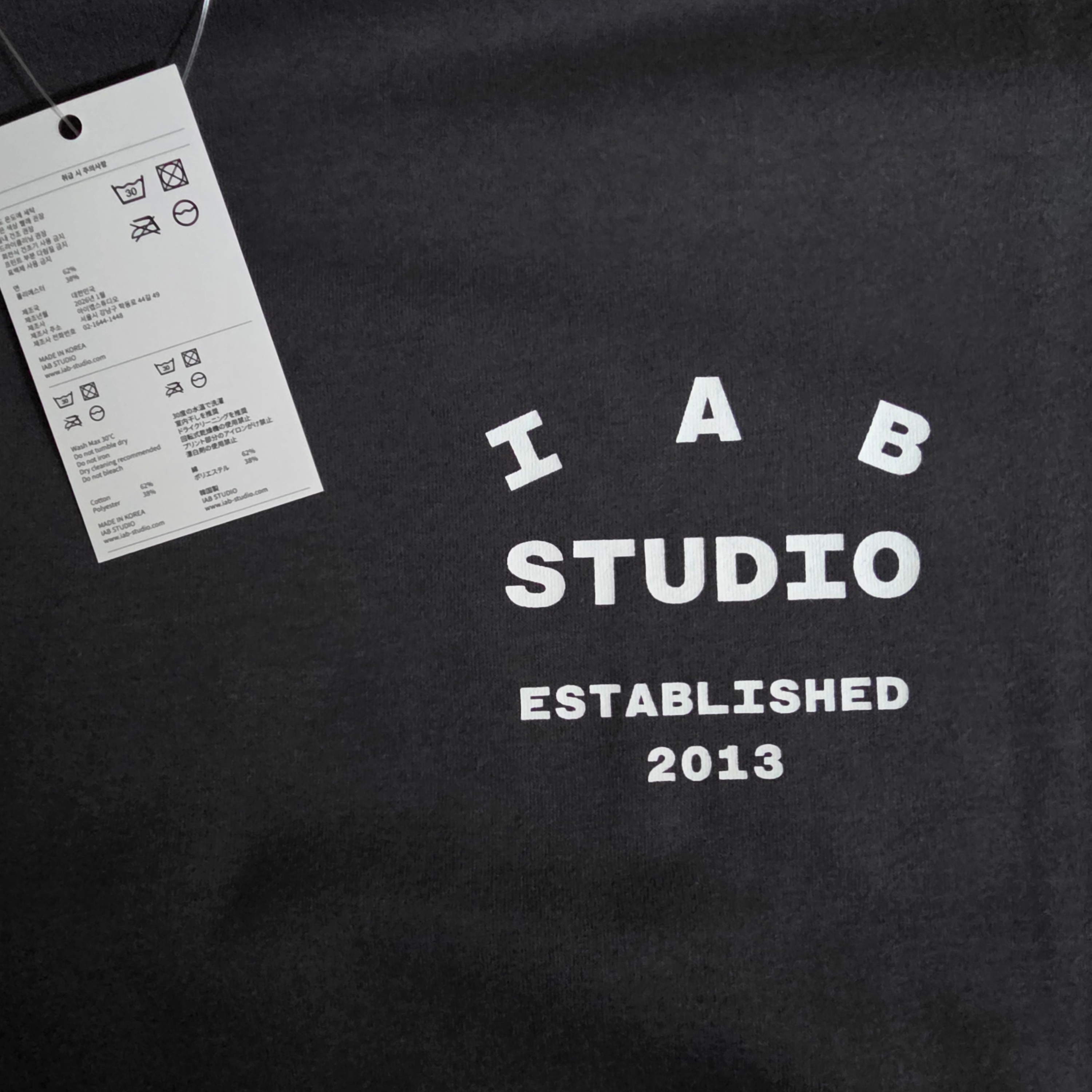 IAB Studio 26 IAB T-Shirt Charcoal White 착용 스타일