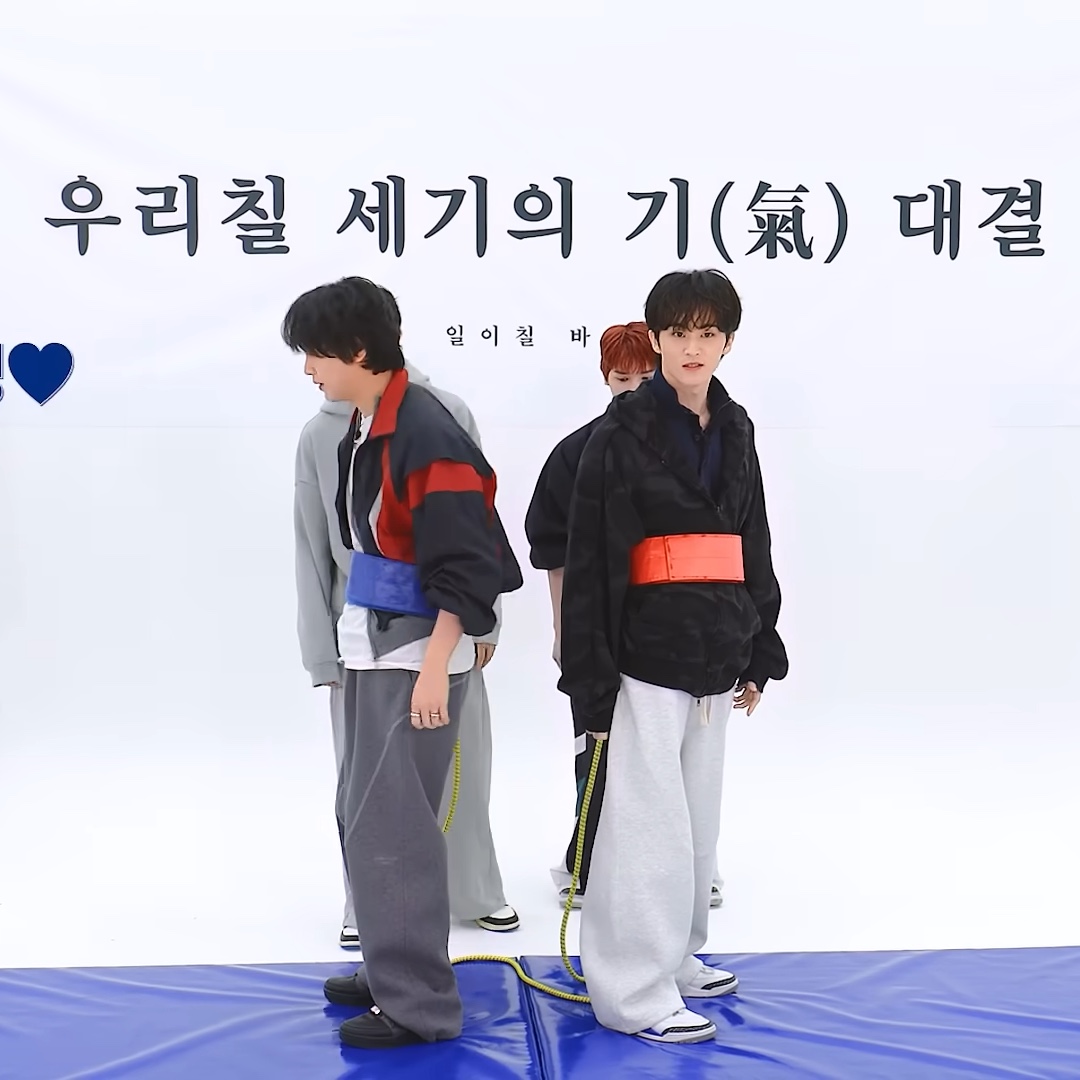 Undermycar Mu.112 Original Logo Curve Line Stitch Bonded Sweat Pants Black, Undermycar Mu.112 Original Logo Curve Line Stitch Bonded Sweat Pants Melange Gray 착용 스타일 - 3