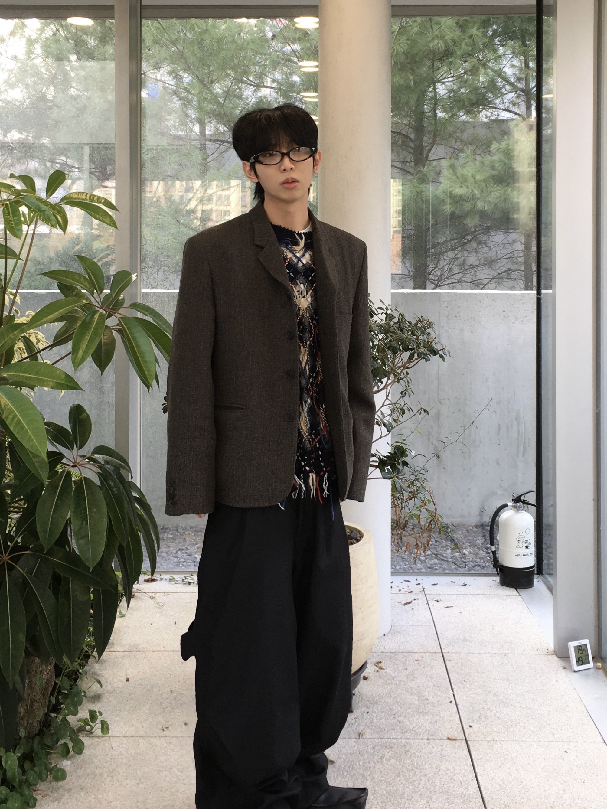 STU 4 Button Single Breasted Jacket In Khaki, Kamien x KOIN SEOUL 247 All Day Slacks Black 착용 스타일 - 3
