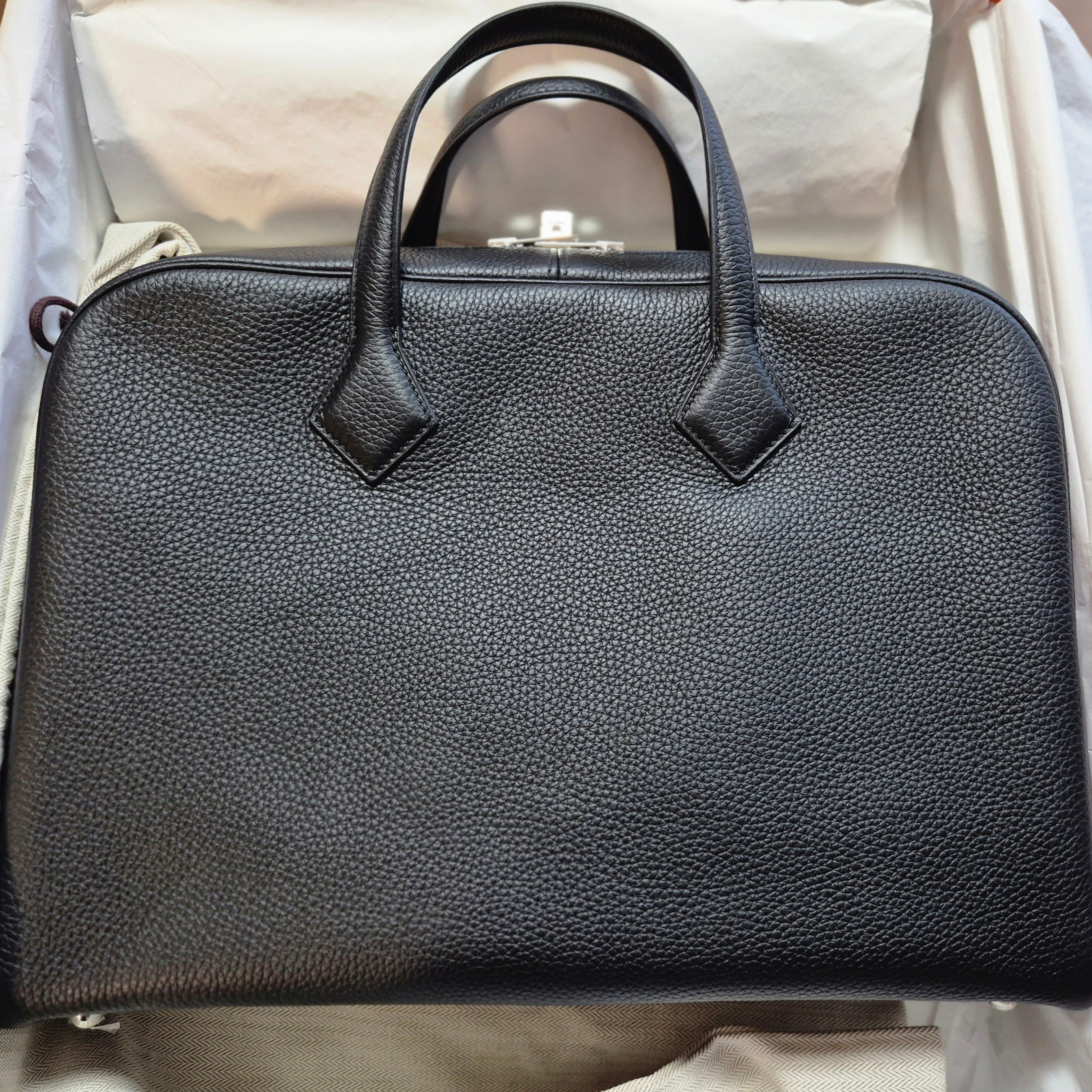 Hermes Victoria ll 12H Bag Clemence & Palladium Noir 착용 스타일