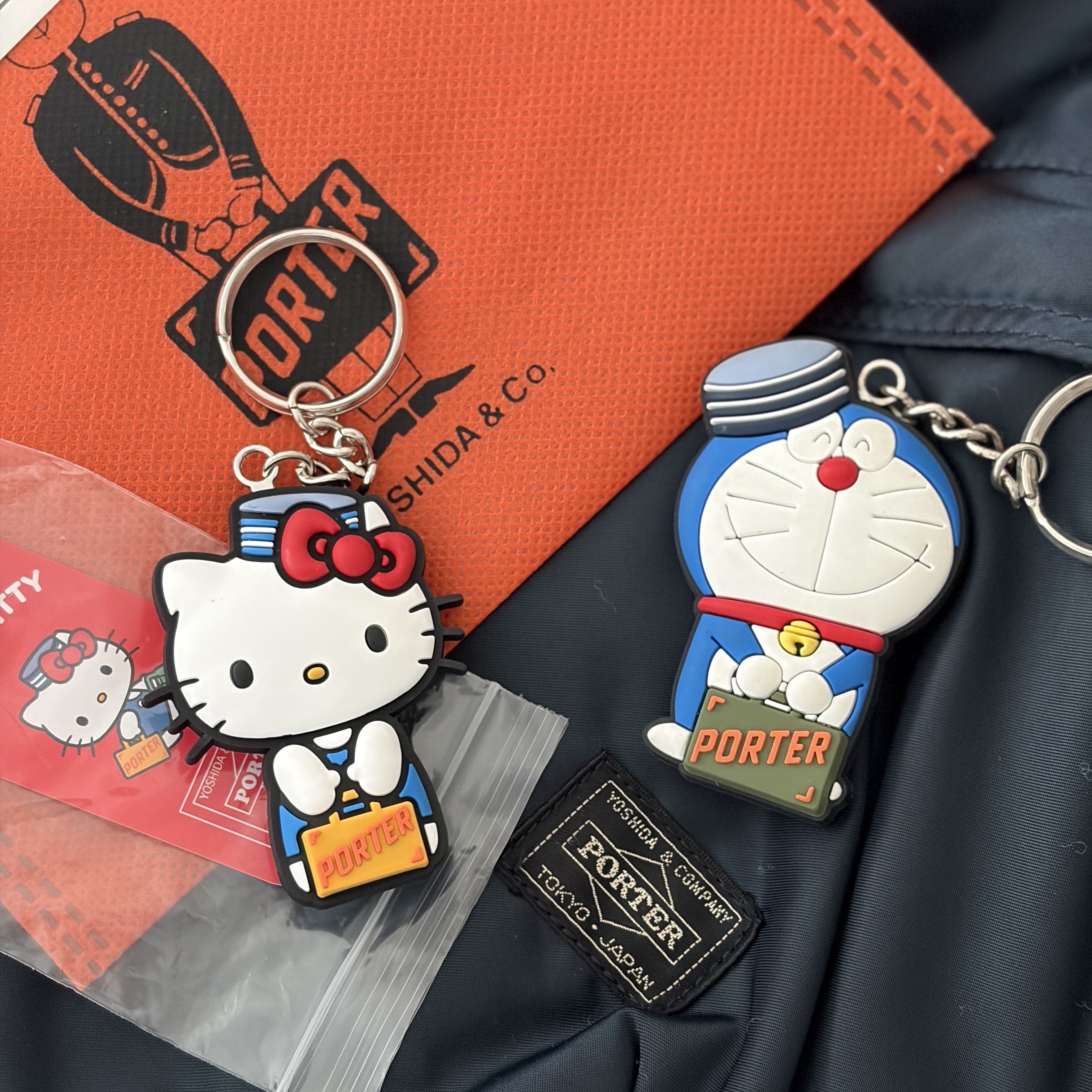 Porter x Hello Kitty Key Charm, Porter x Doraemon Key Charm Front Olive 착용 스타일