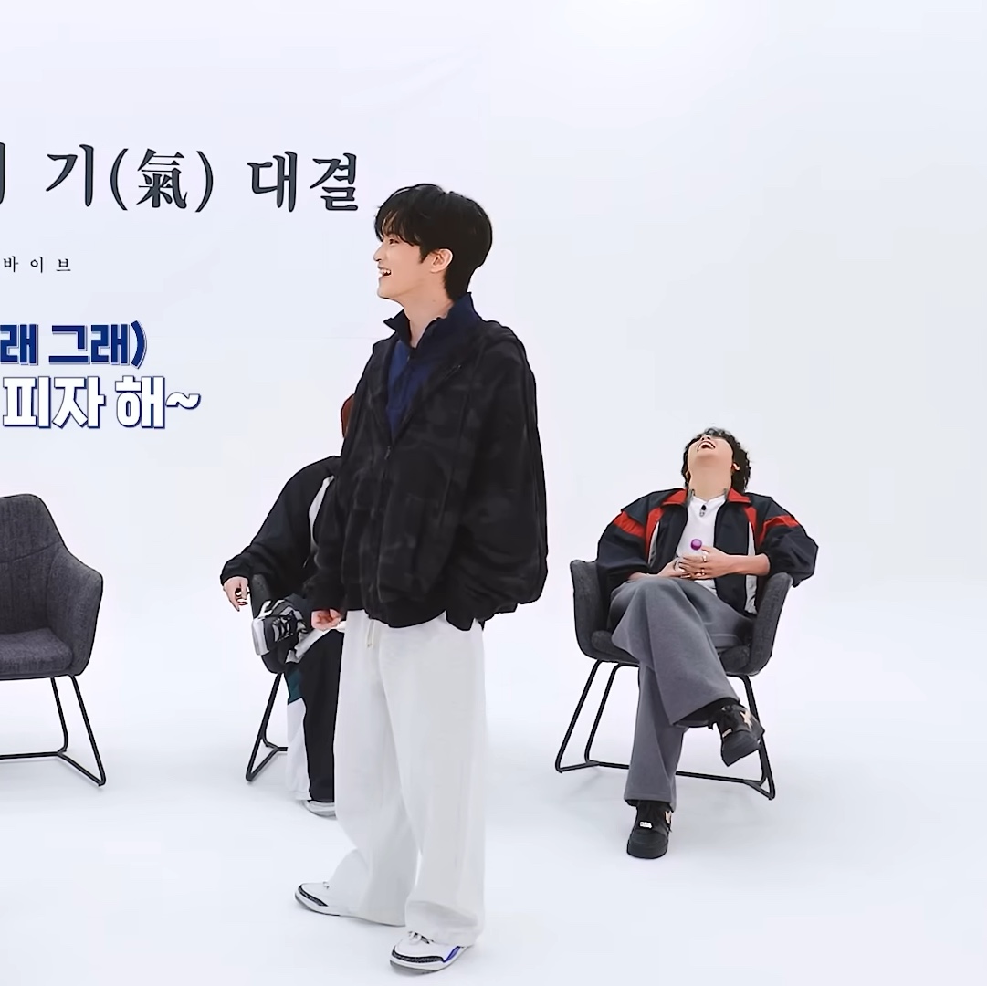 Undermycar Mu.112 Original Logo Curve Line Stitch Bonded Sweat Pants Black, Undermycar Mu.112 Original Logo Curve Line Stitch Bonded Sweat Pants Melange Gray 착용 스타일 - 2