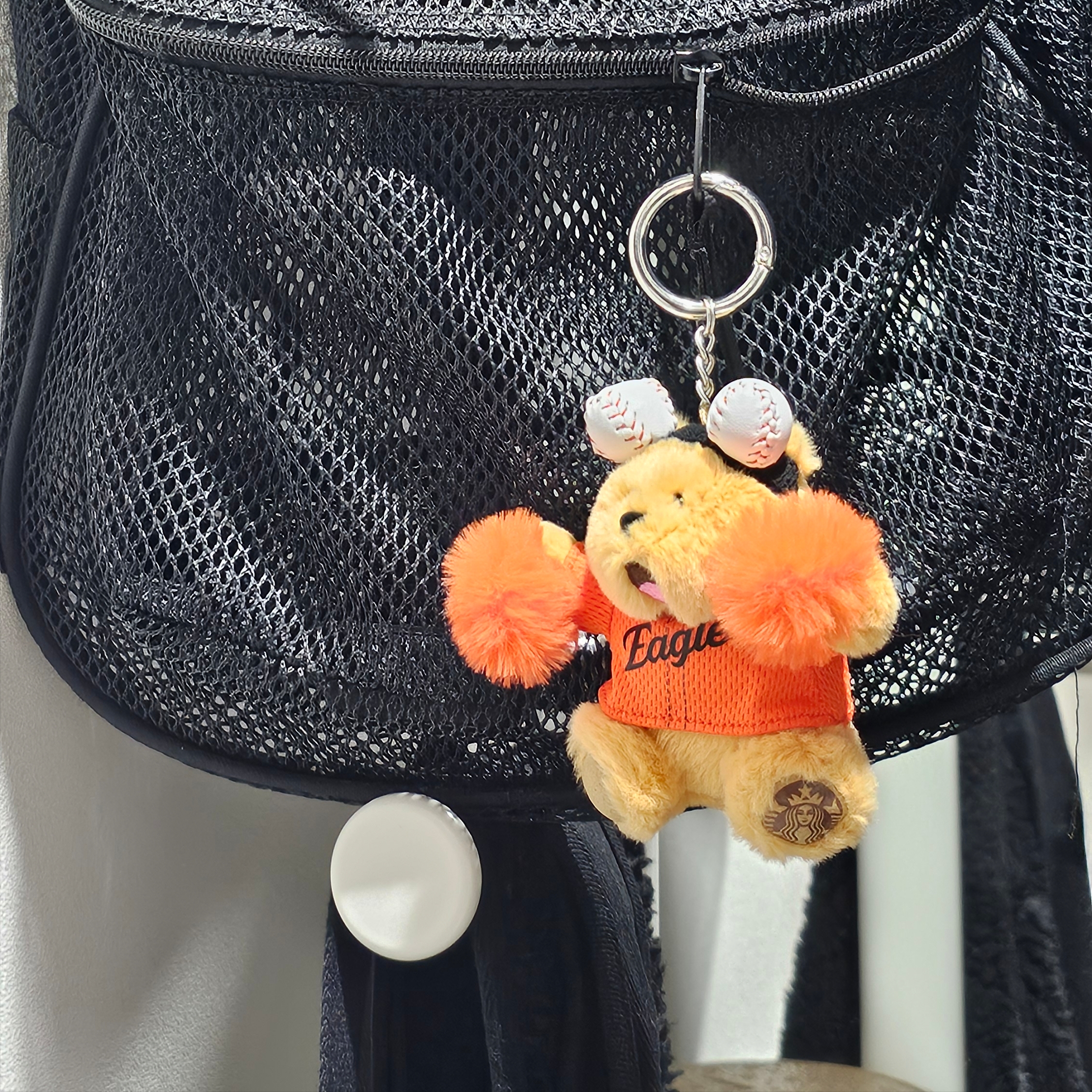 Starbucks x KBO Eagles Bearista Keychain 착용 스타일