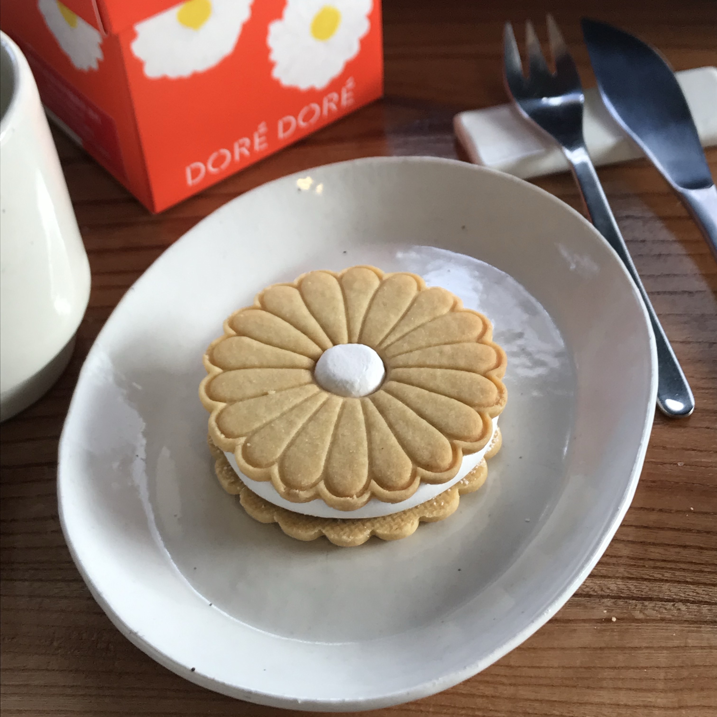 [KREAM 단독] DORÉ DORÉ Daisy Chocolate Marshmallow Cookie Set 착용 스타일 - 2