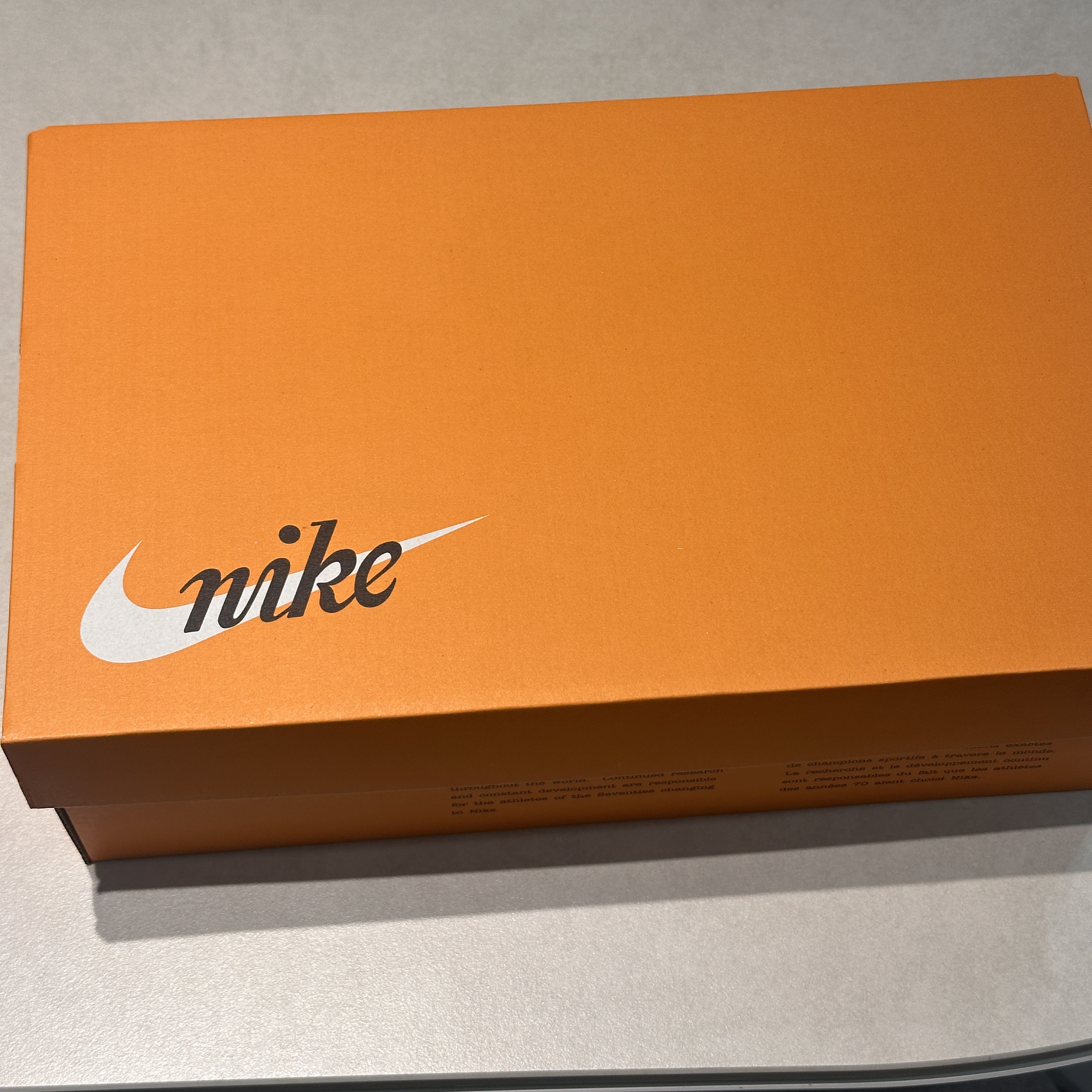 (W) Nike Moon Shoe Soft Pearl and Black 착용 스타일 - 1