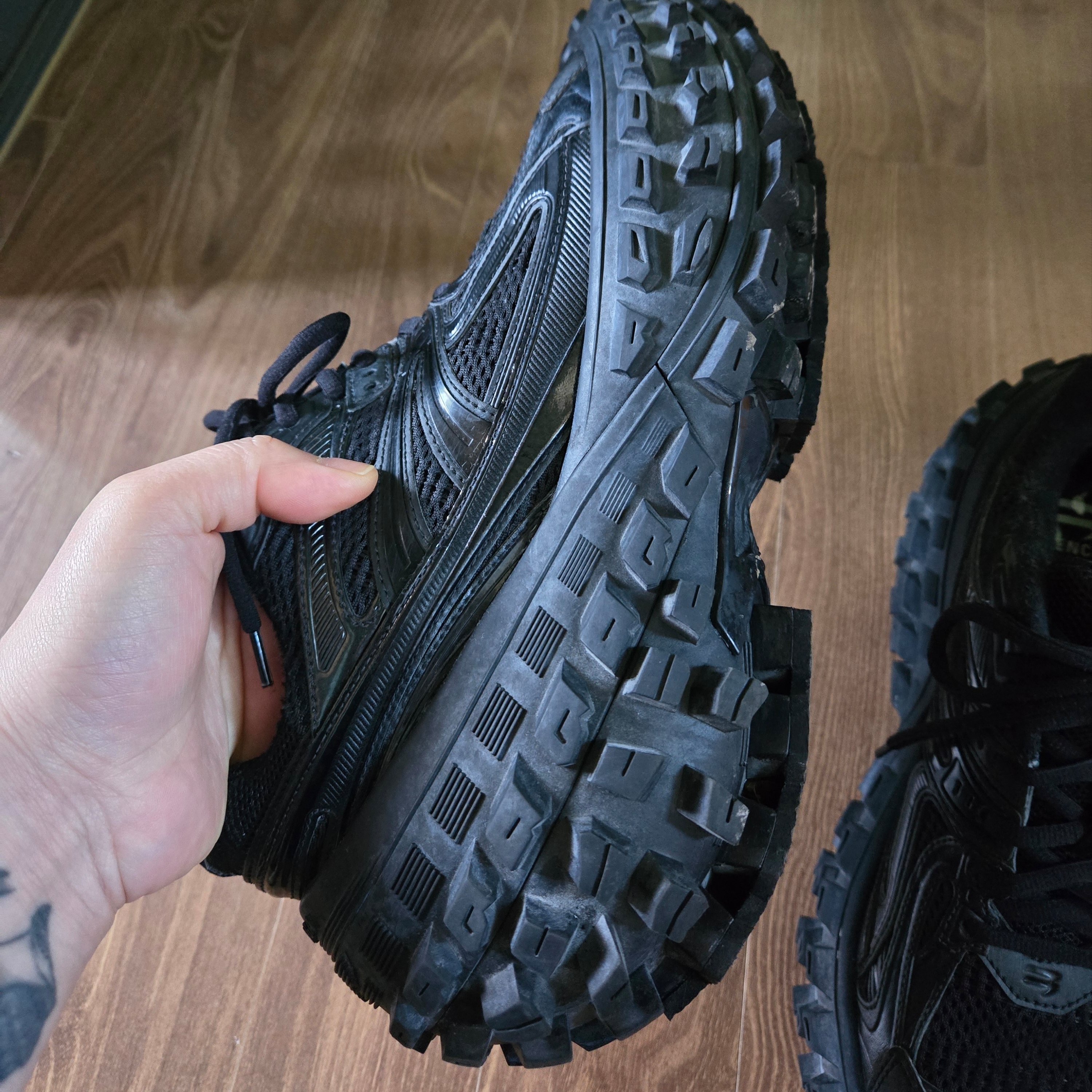 Balenciaga Defender Sneakers Black 착용 스타일 - 3