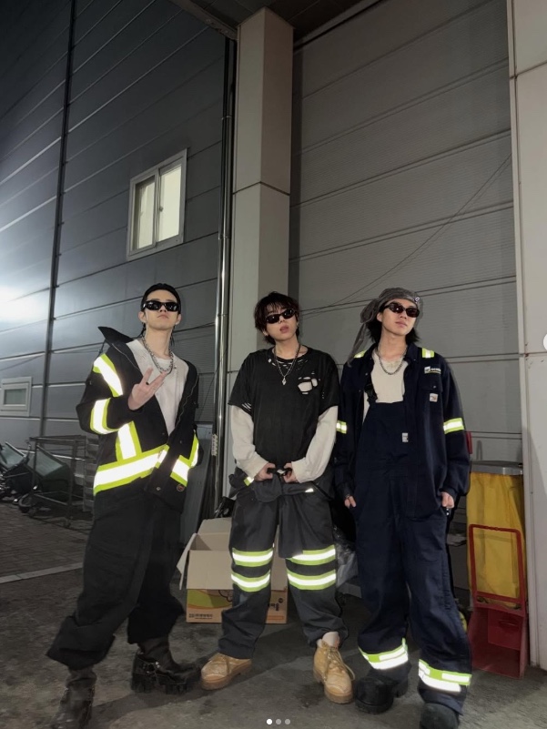 Nonnod Double Pocket Cargo Pants Vintage Black 착용 스타일 - 1