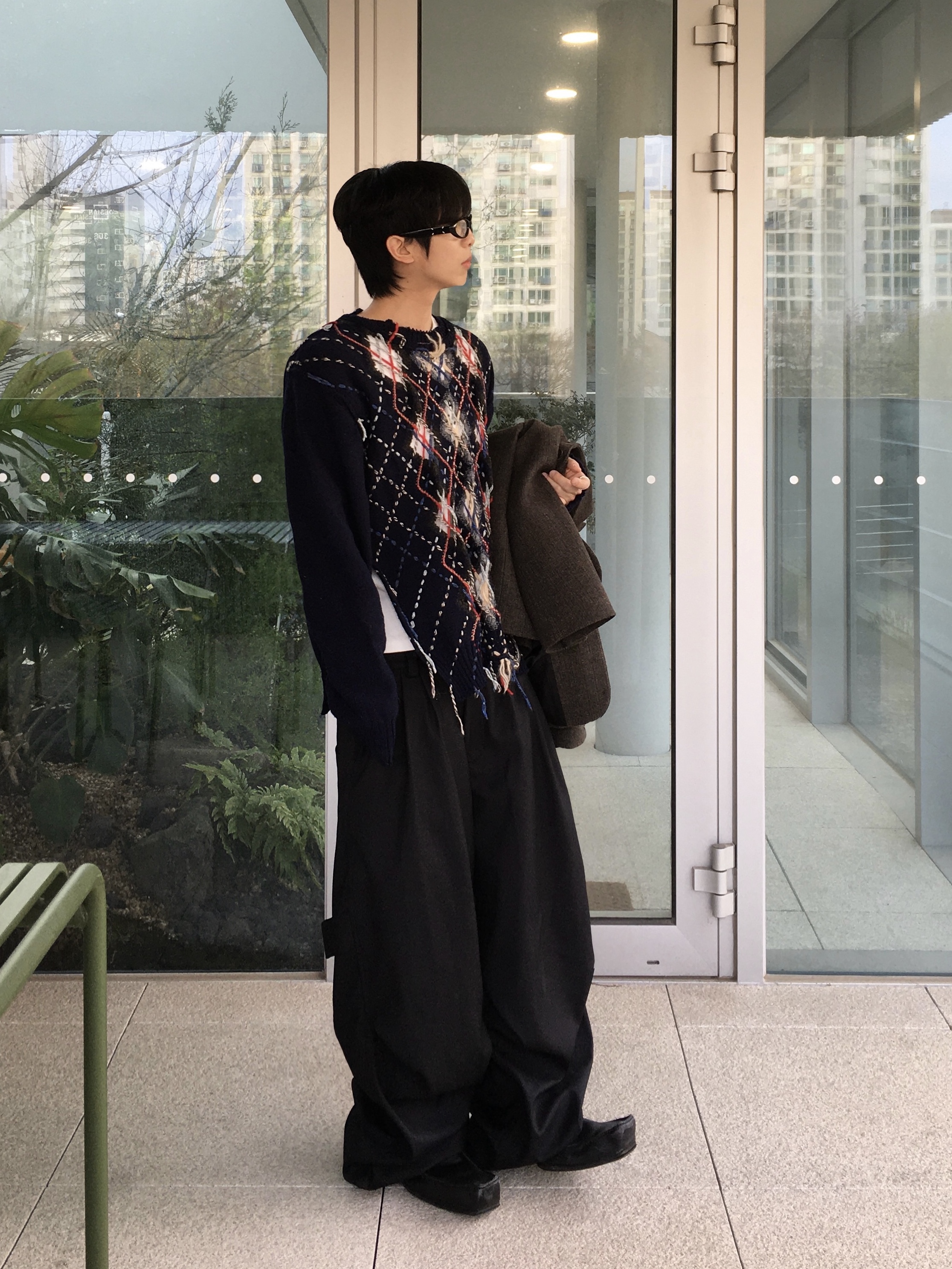 STU 4 Button Single Breasted Jacket In Khaki, Kamien x KOIN SEOUL 247 All Day Slacks Black 착용 스타일 - 7