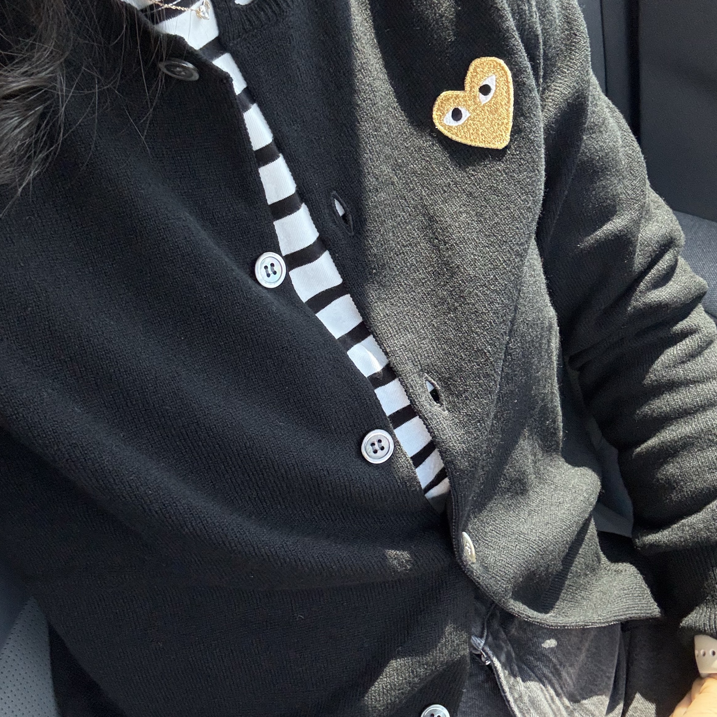 Play Comme des Garcons Gold Heart Knit Cardigan Black 착용 스타일