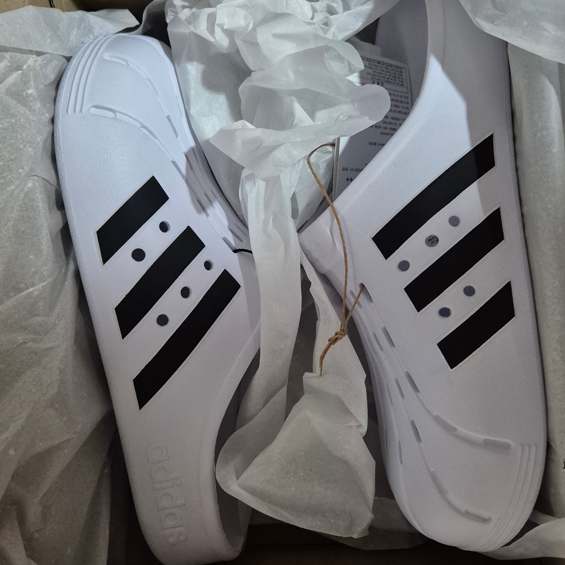 Adidas Adilette Clog White Black 착용 스타일