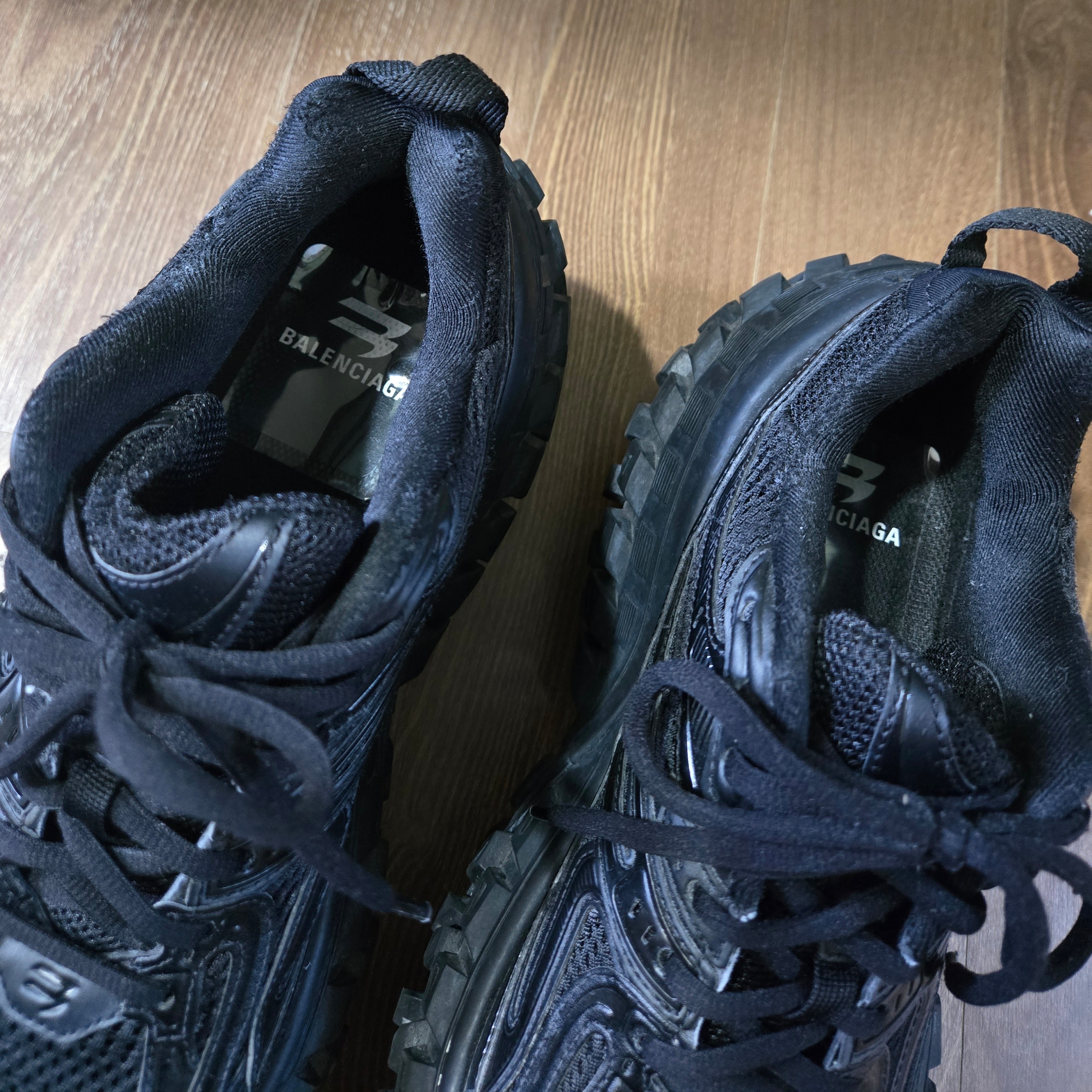 Balenciaga Defender Sneakers Black 착용 스타일 - 2