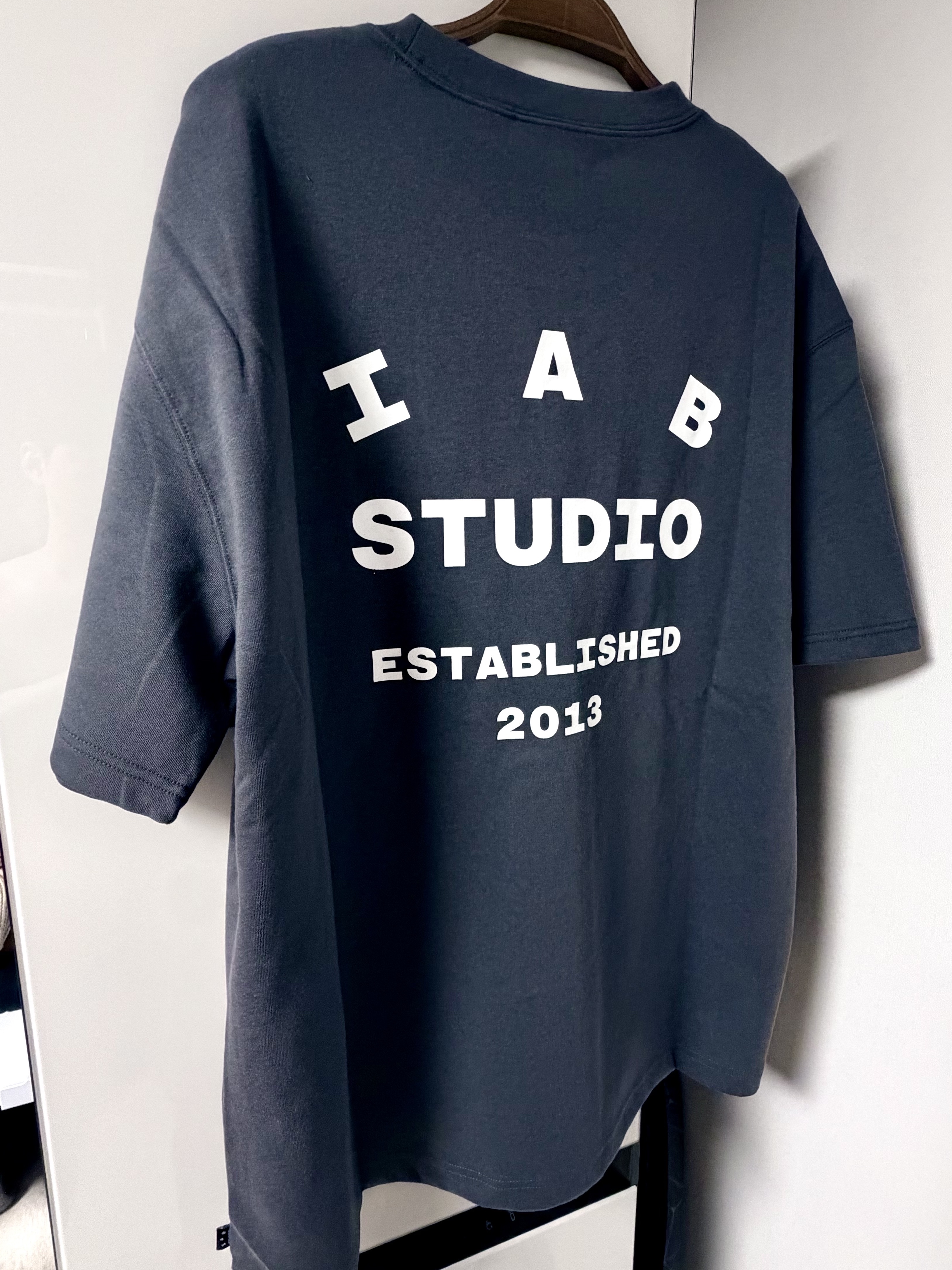 IAB Studio 26 IAB T-Shirt Charcoal White 착용 스타일 - 1